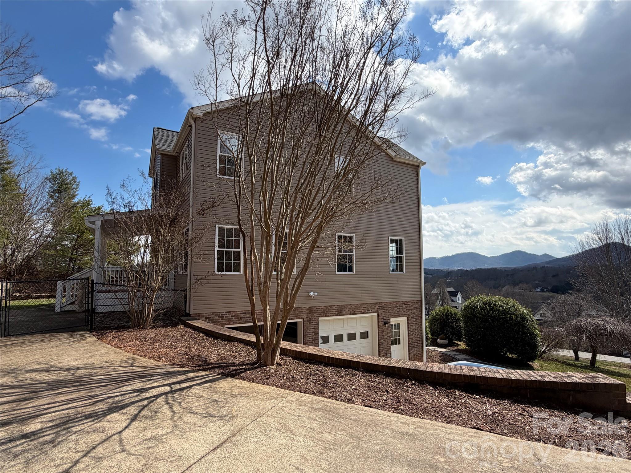 65 Lawson Ridge Road — Leicester