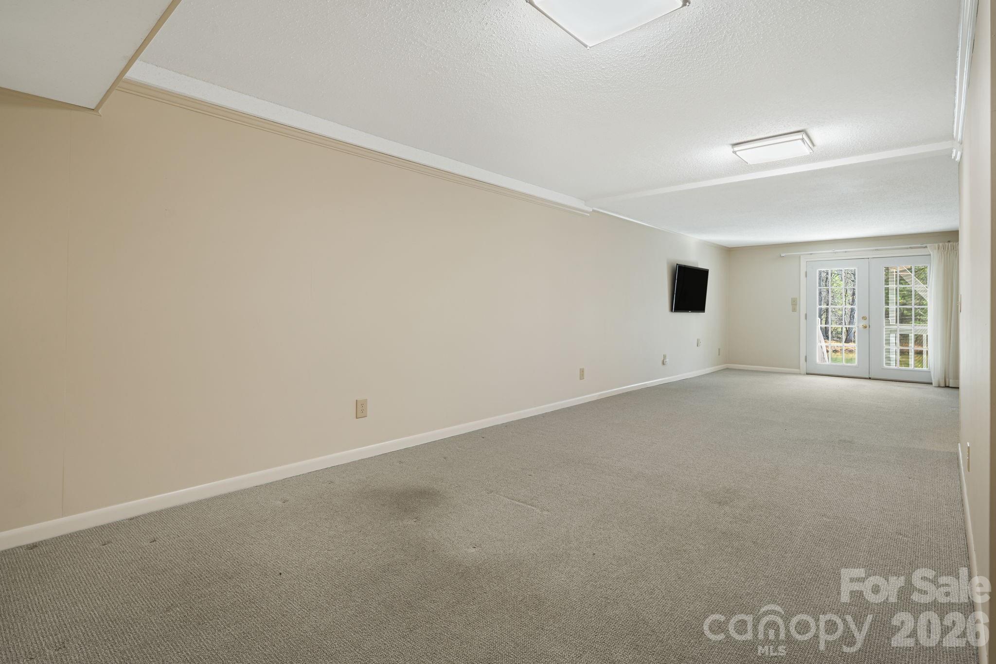 84 Lakeview Court — Brevard