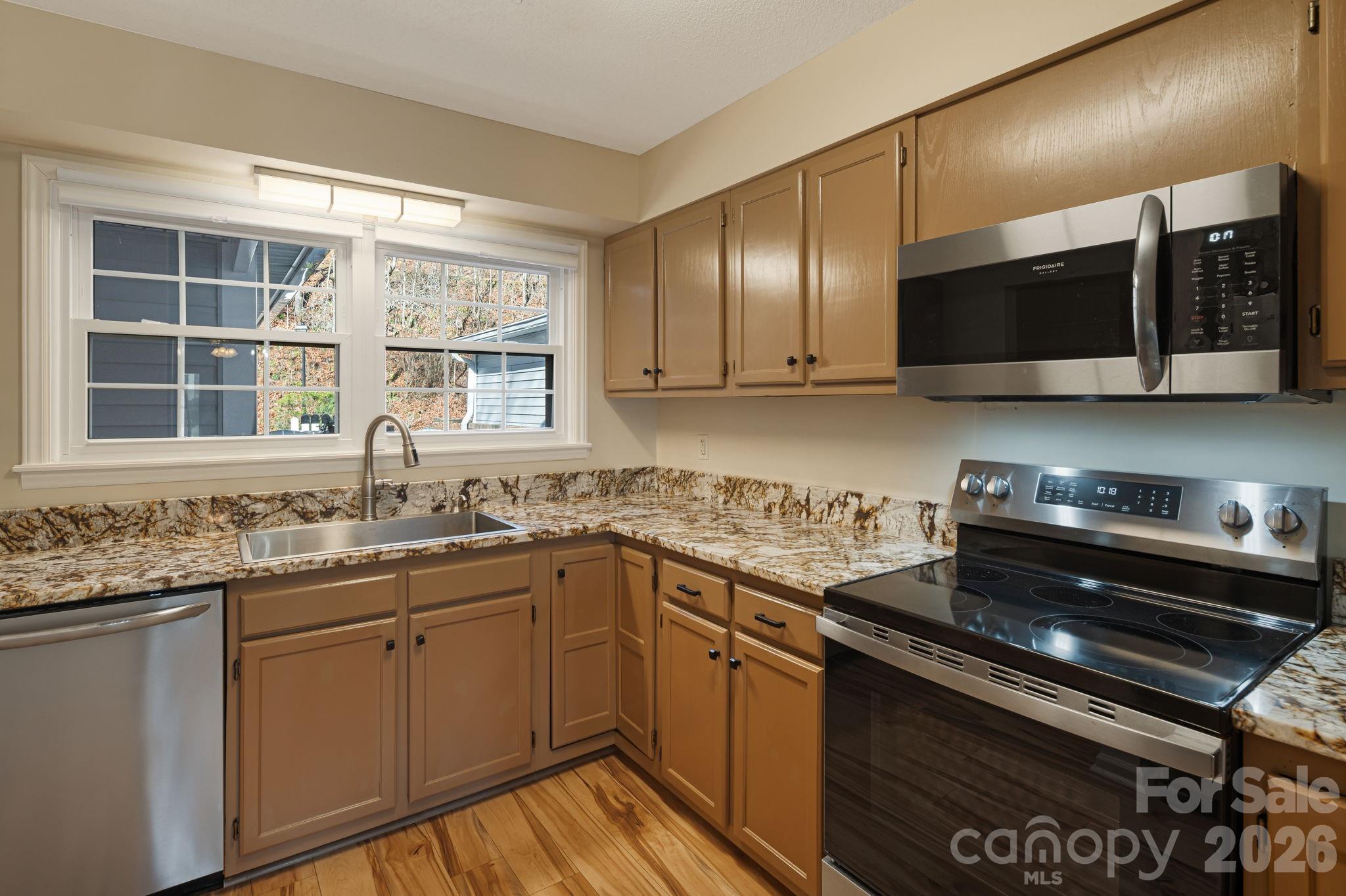 84 Lakeview Court — Brevard