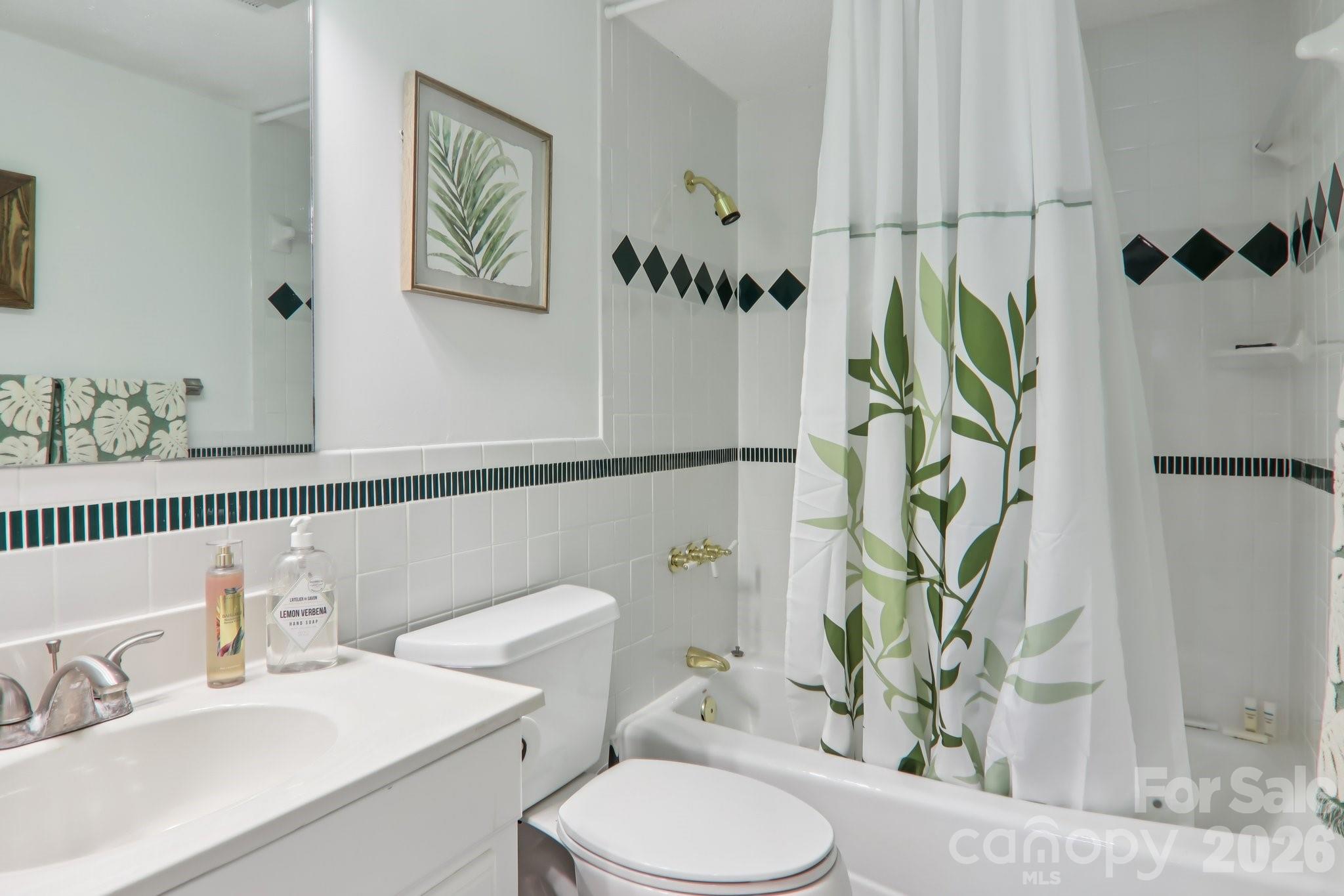 1601 Fleetwood Plaza — Hendersonville