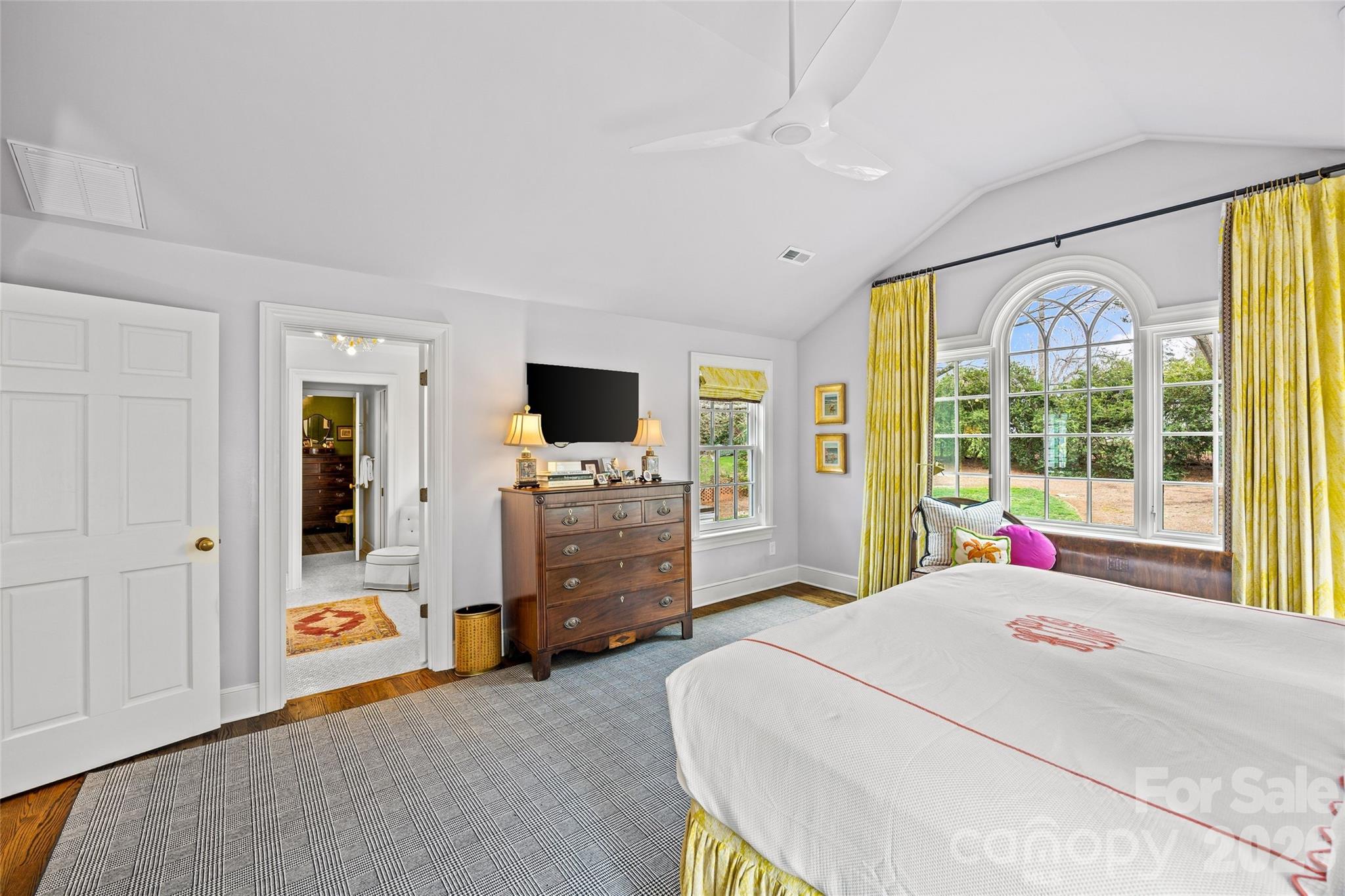 3815 Foxcroft Road — Charlotte