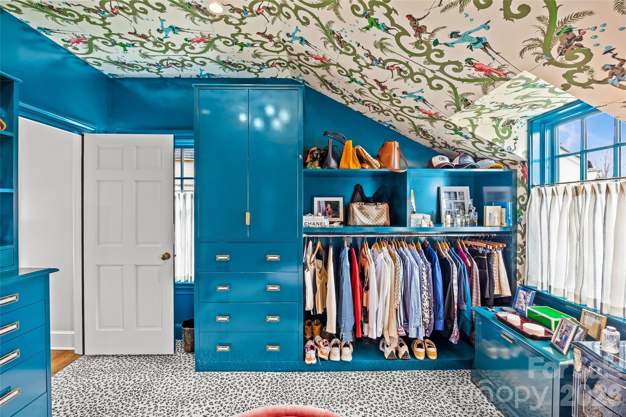 3815 Foxcroft Road — Charlotte