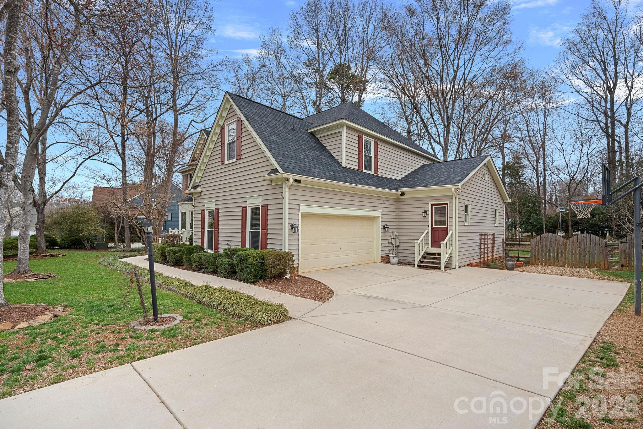 8621 Summerfield Lane — Huntersville