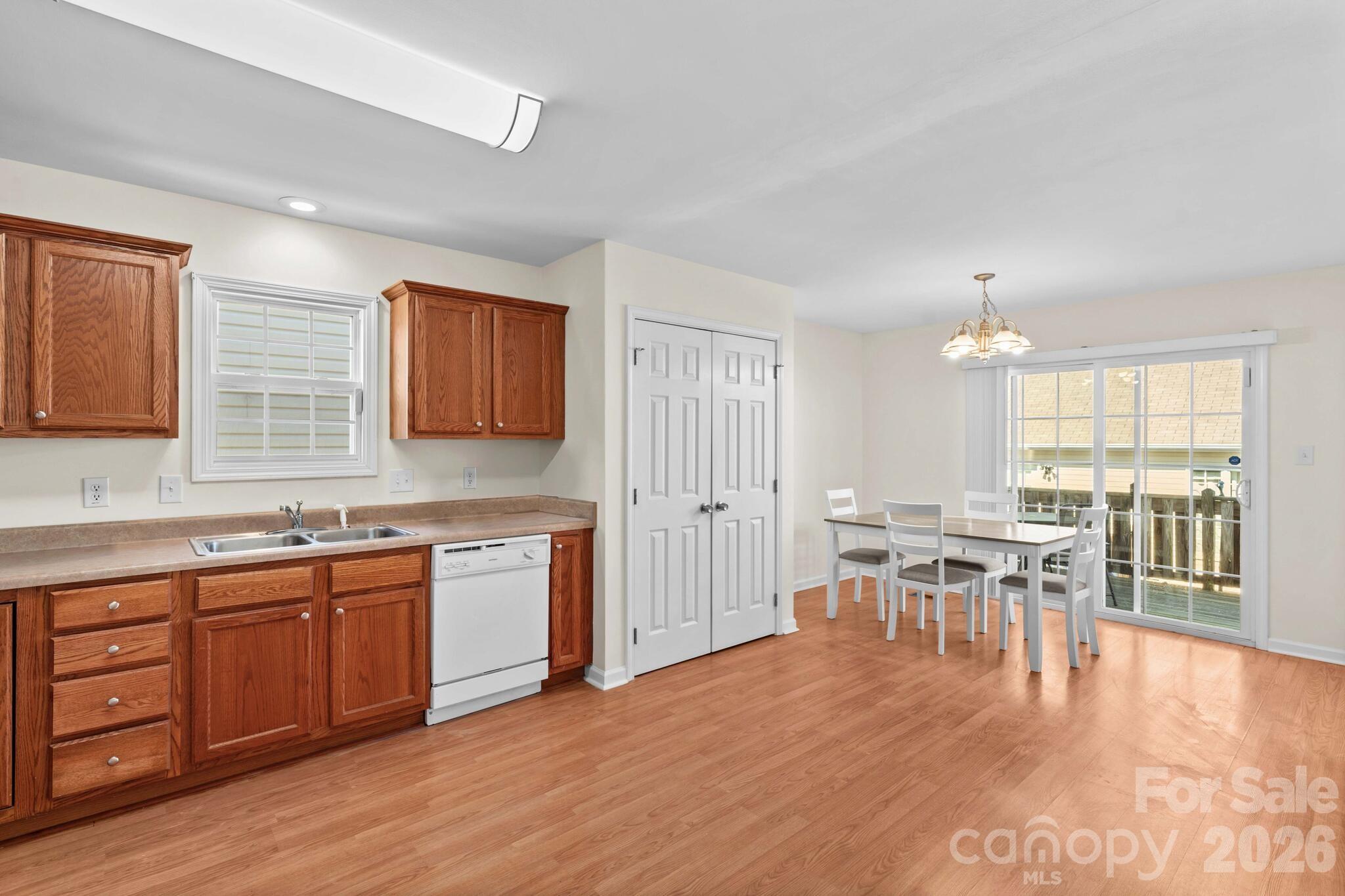 219 19th Avenue SE — Hickory