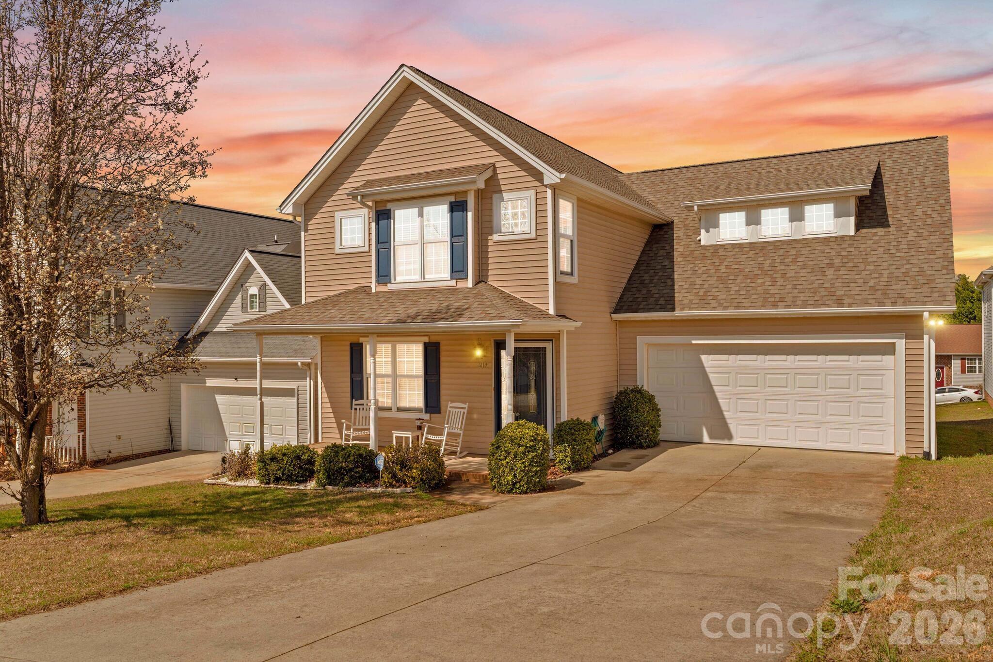 219 19th Avenue SE — Hickory