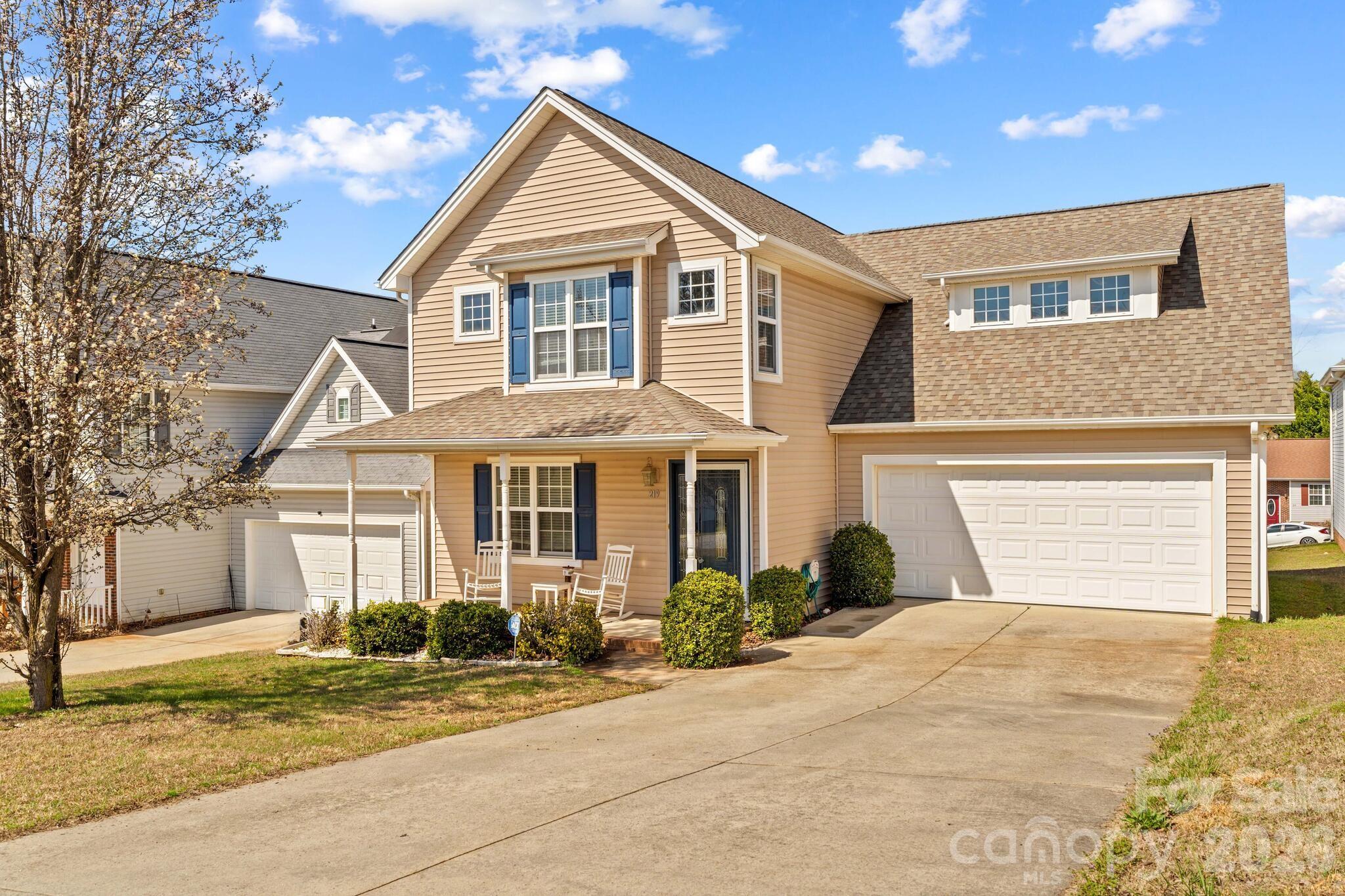 219 19th Avenue SE — Hickory