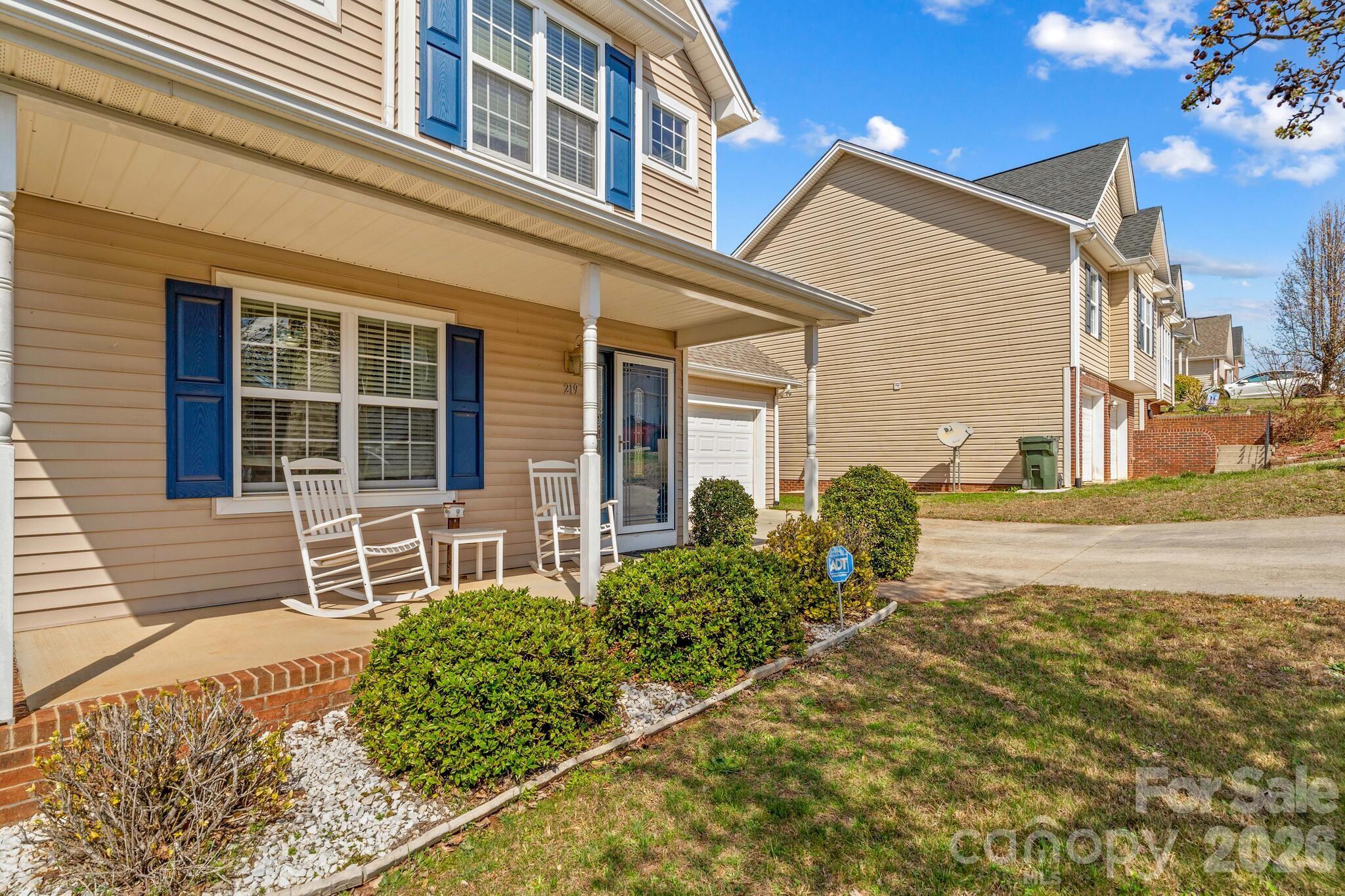 219 19th Avenue SE — Hickory