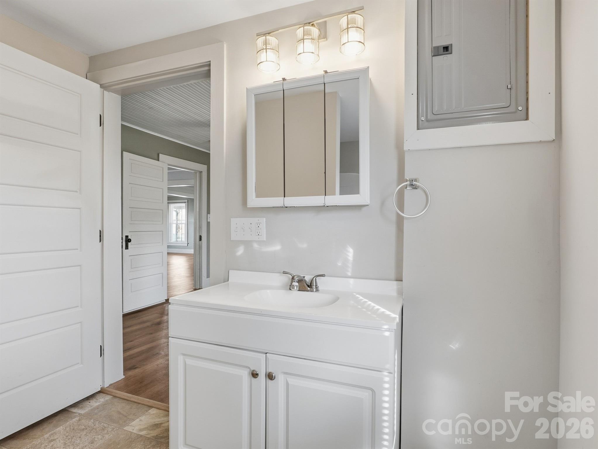 61 27th Street NW — Hickory