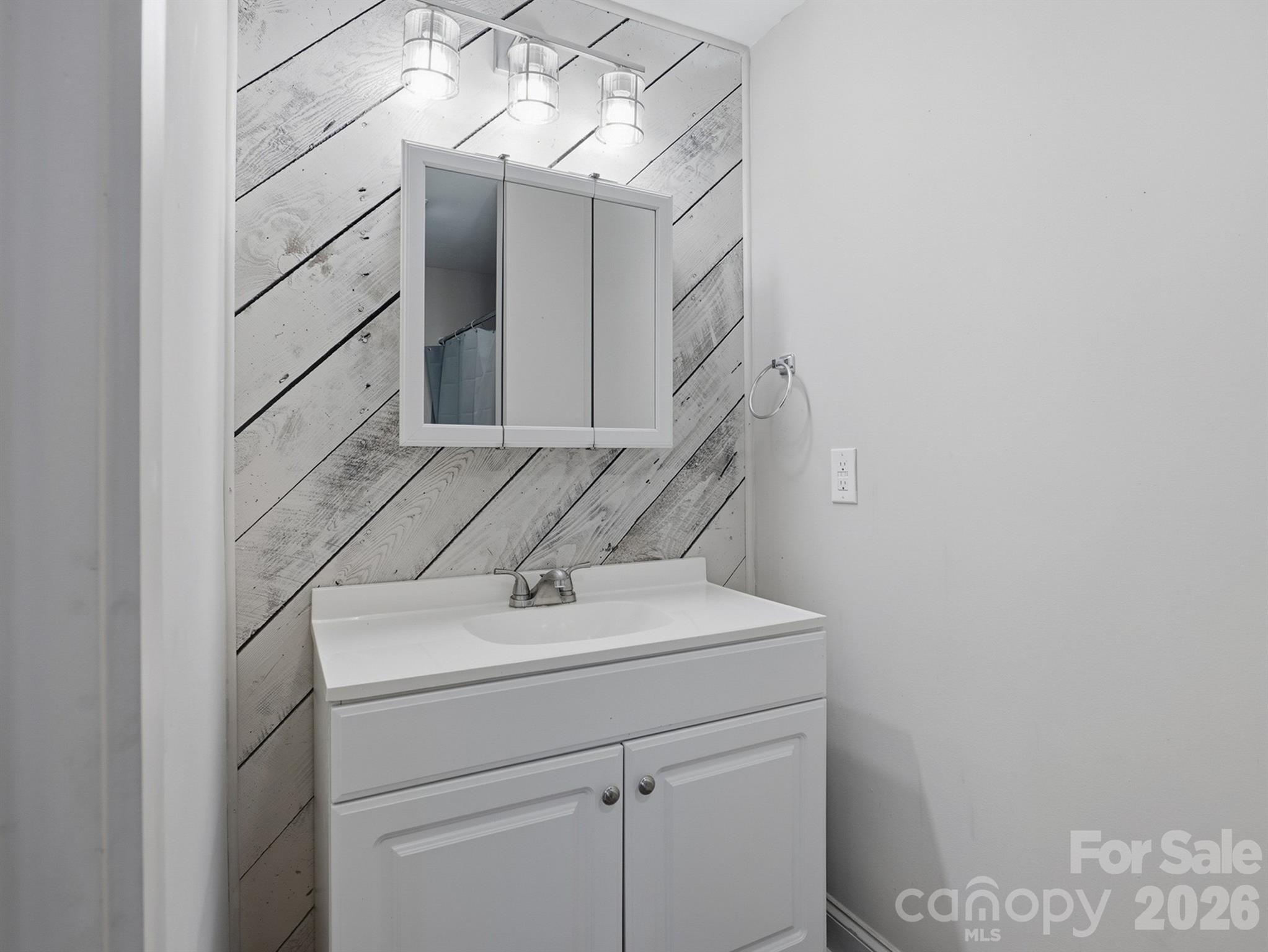 61 27th Street NW — Hickory