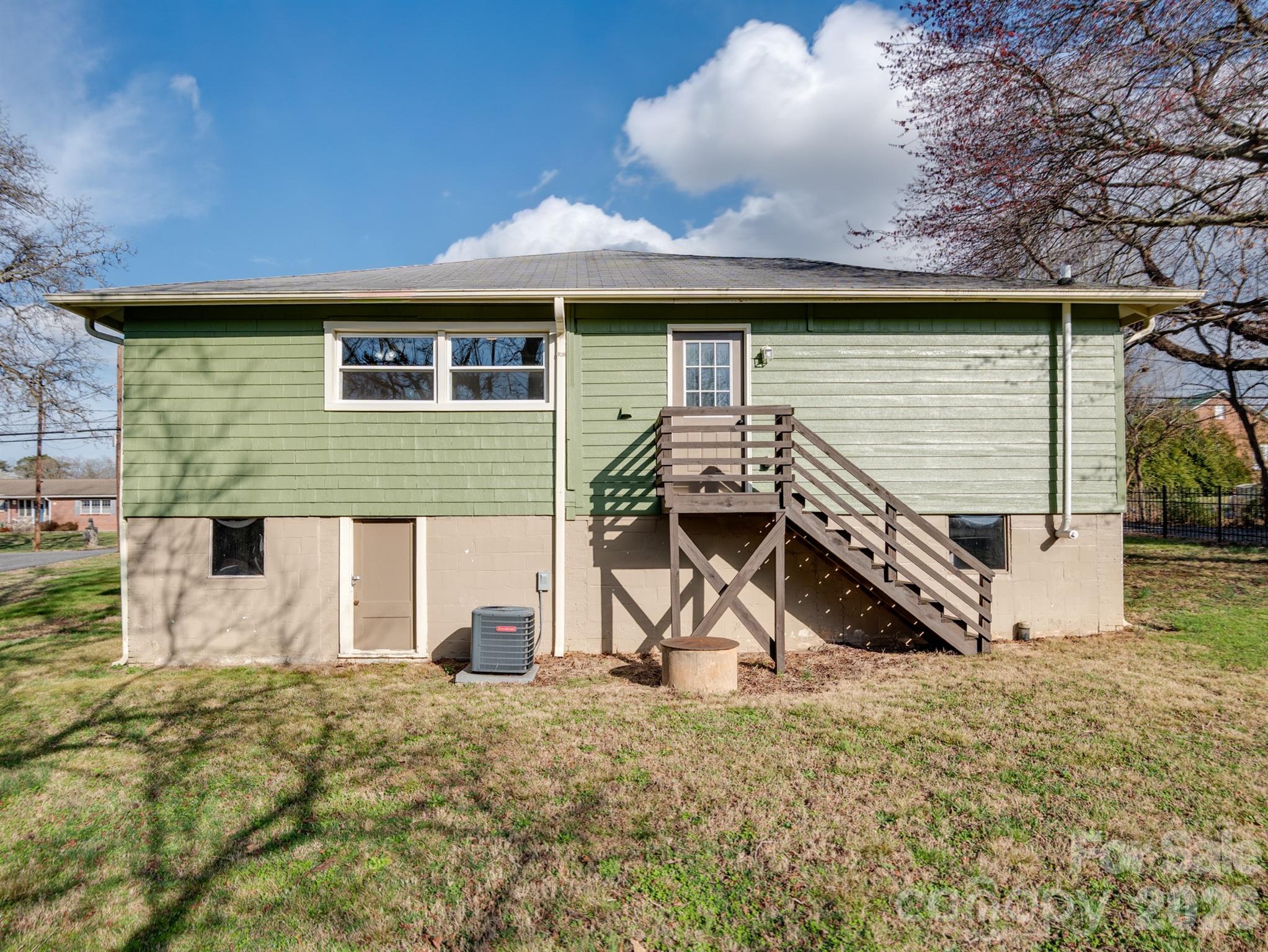 61 27th Street NW — Hickory