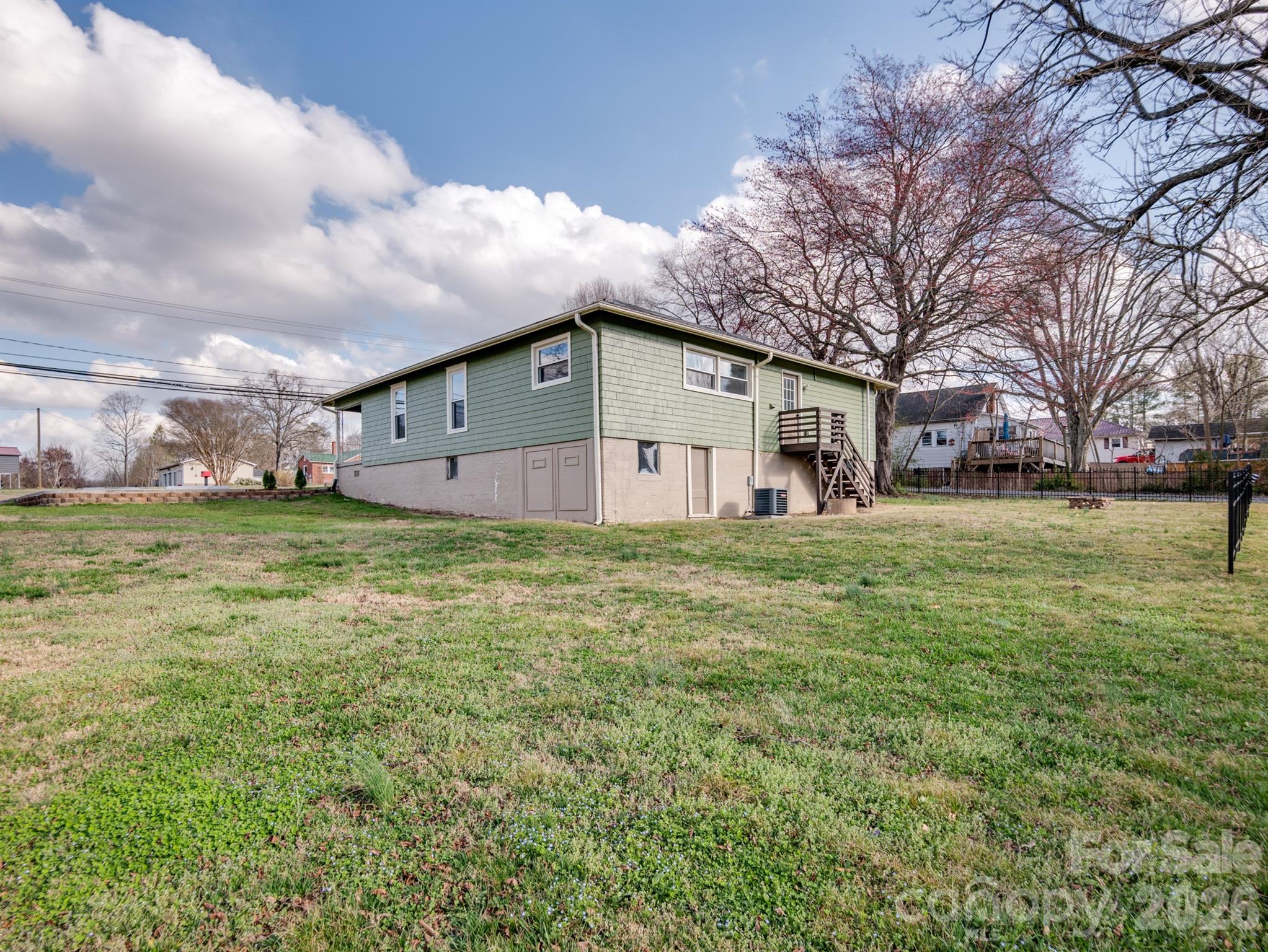 61 27th Street NW — Hickory