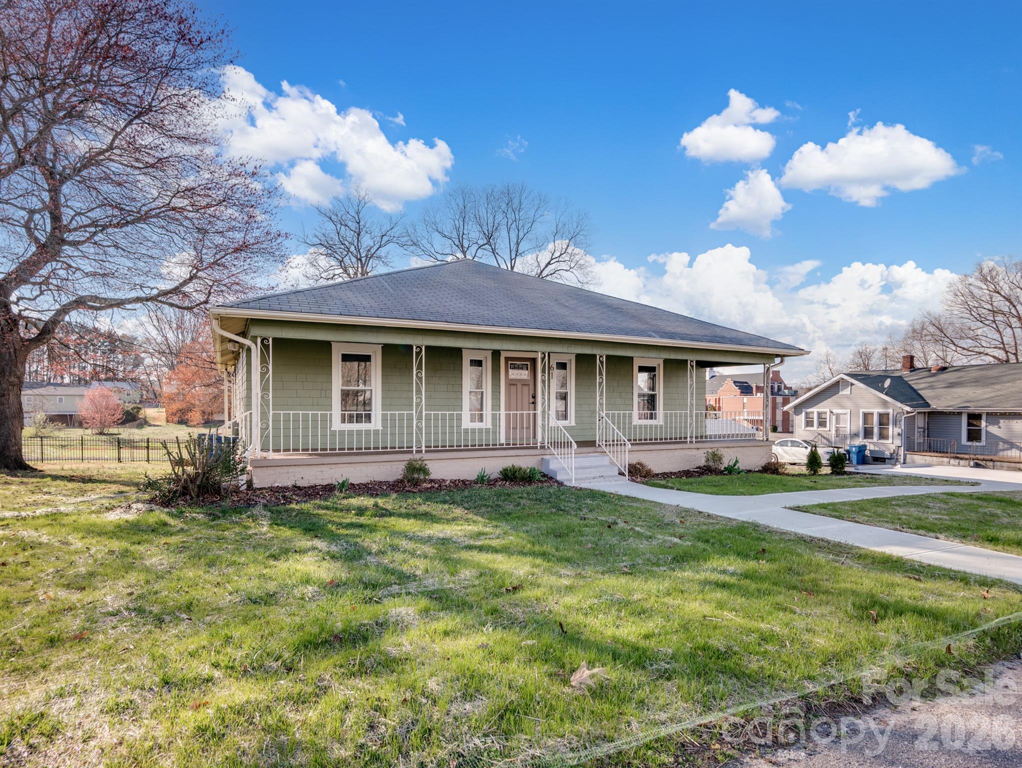 61 27th Street NW — Hickory