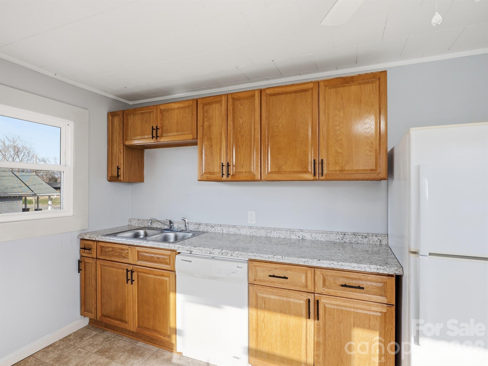 61 27th Street NW — Hickory