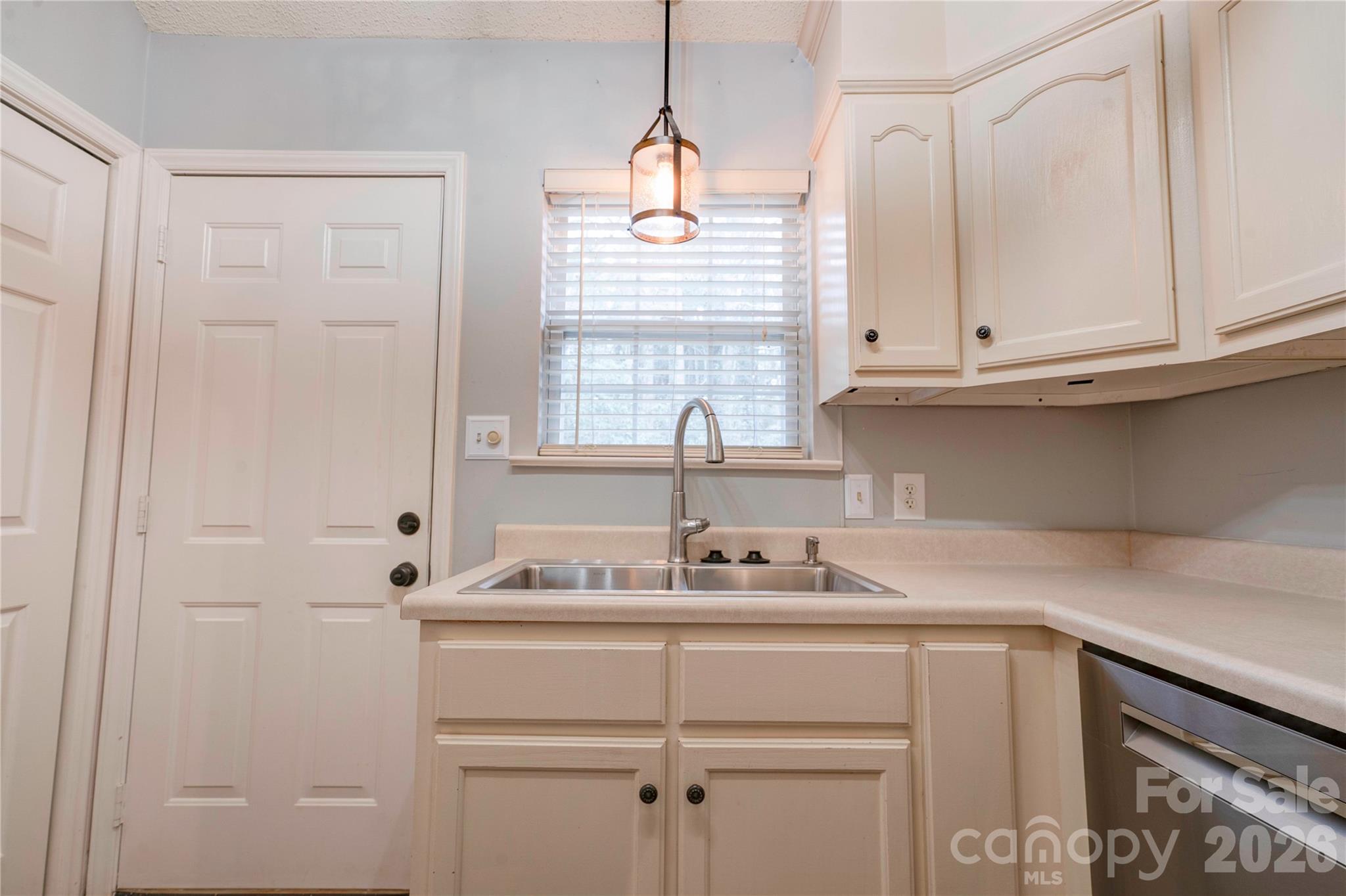 174 Columns Circle — Shelby