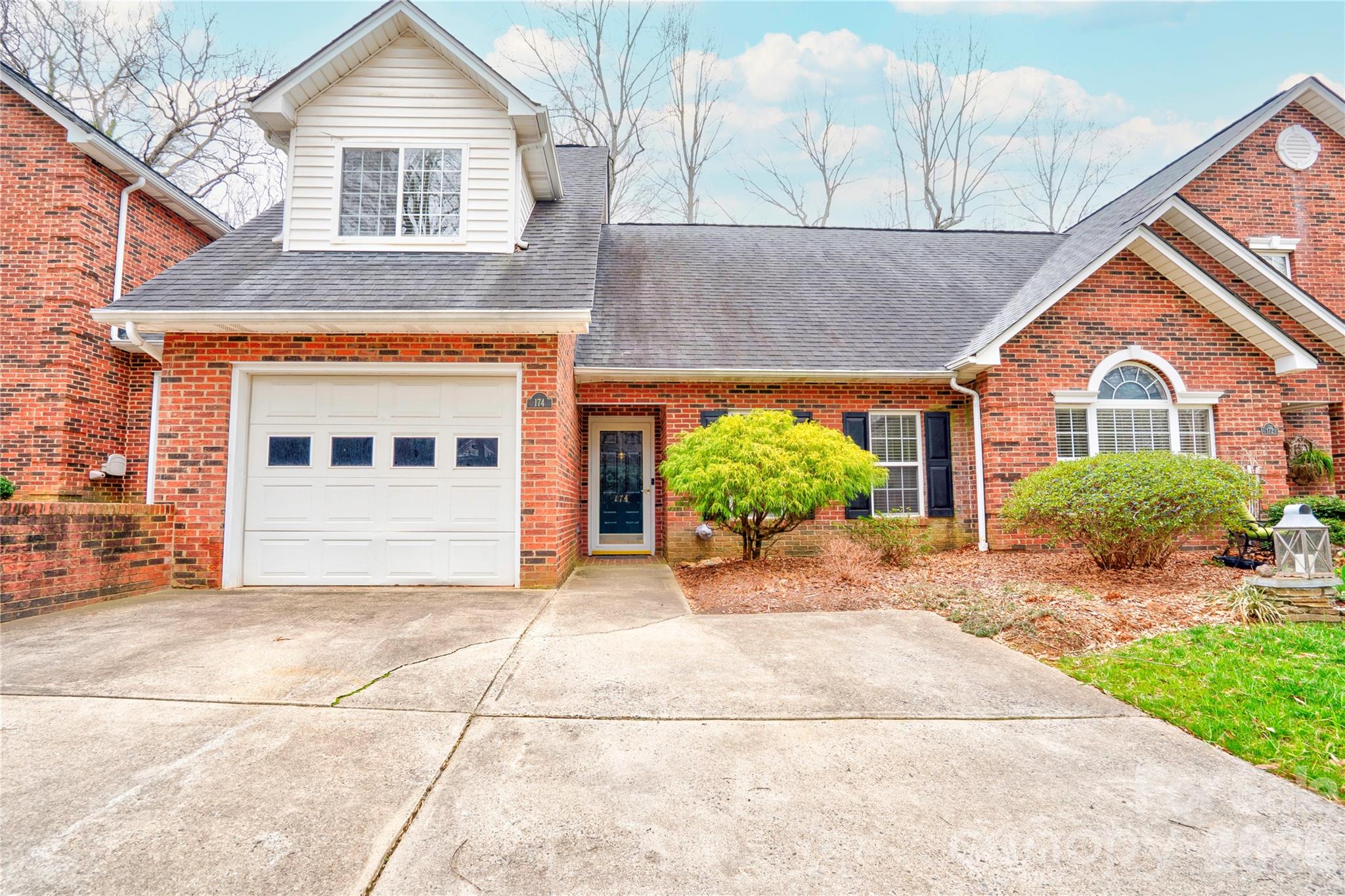 174 Columns Circle — Shelby