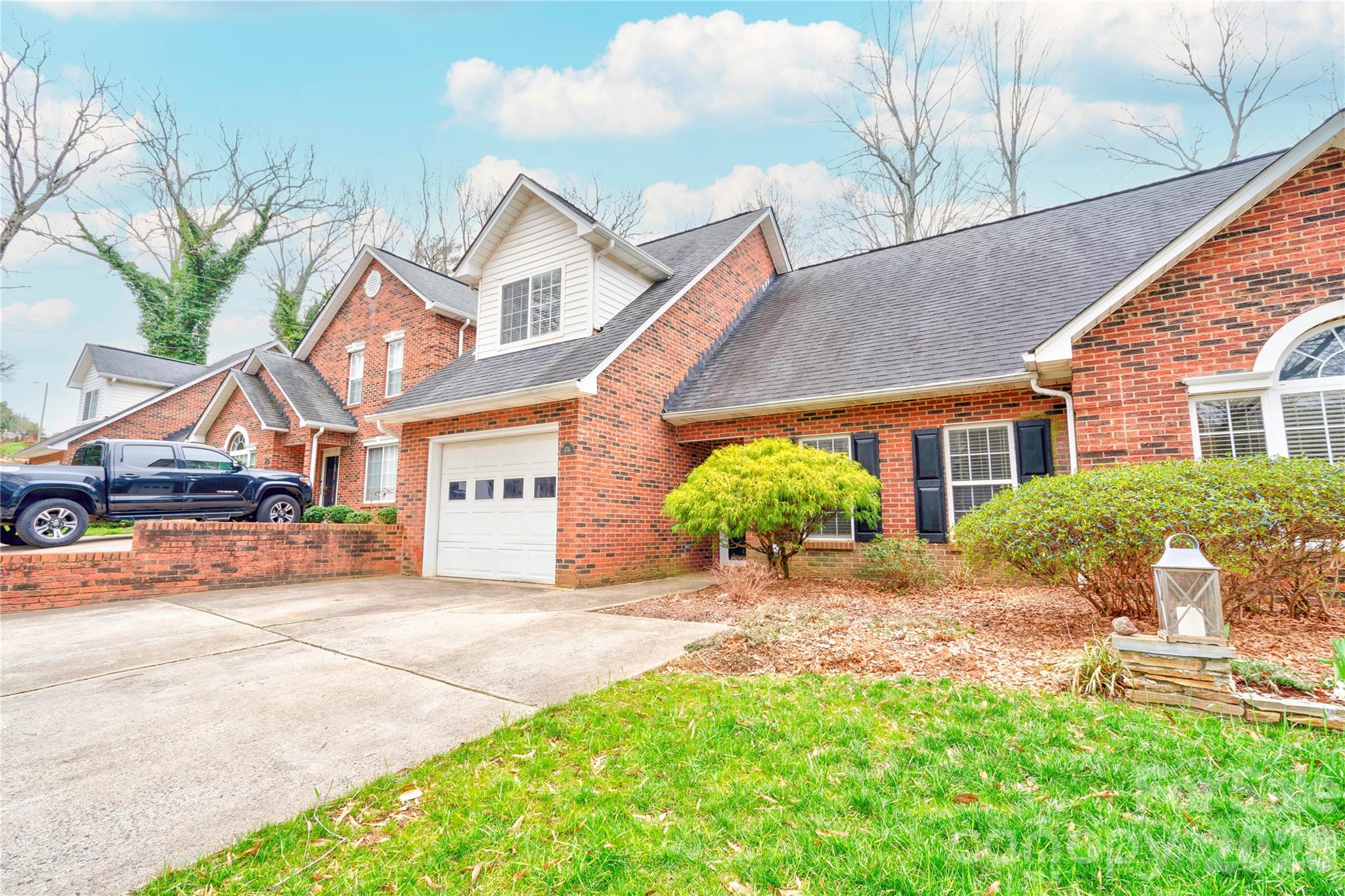 174 Columns Circle — Shelby