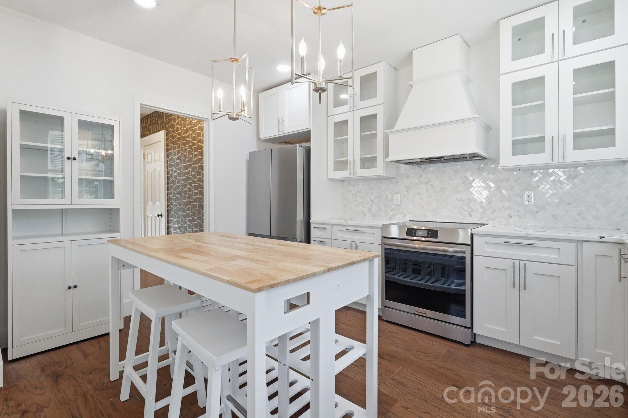 1407 Mimosa Lane — Lenoir
