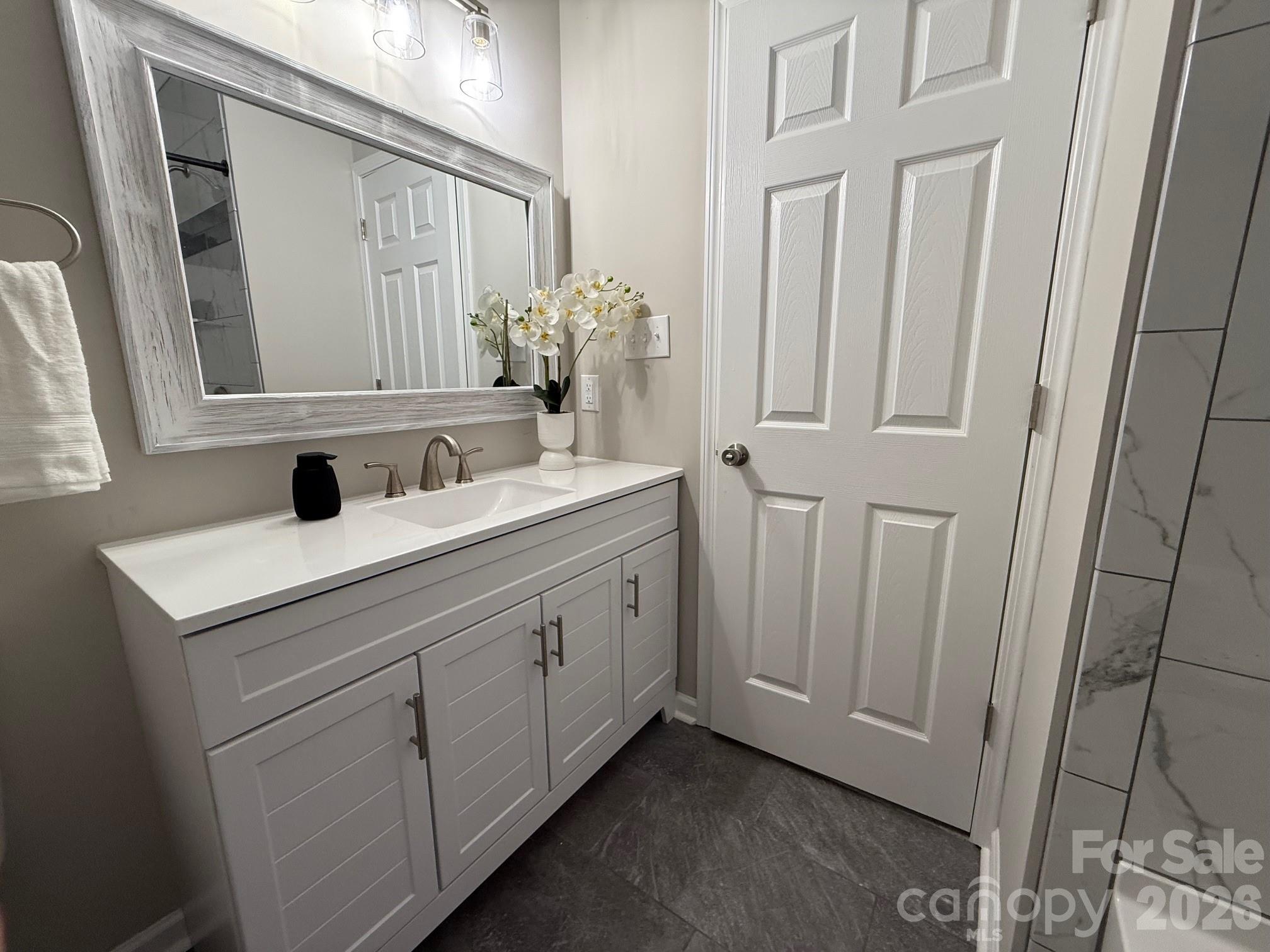 2411 Kimway Drive — Matthews