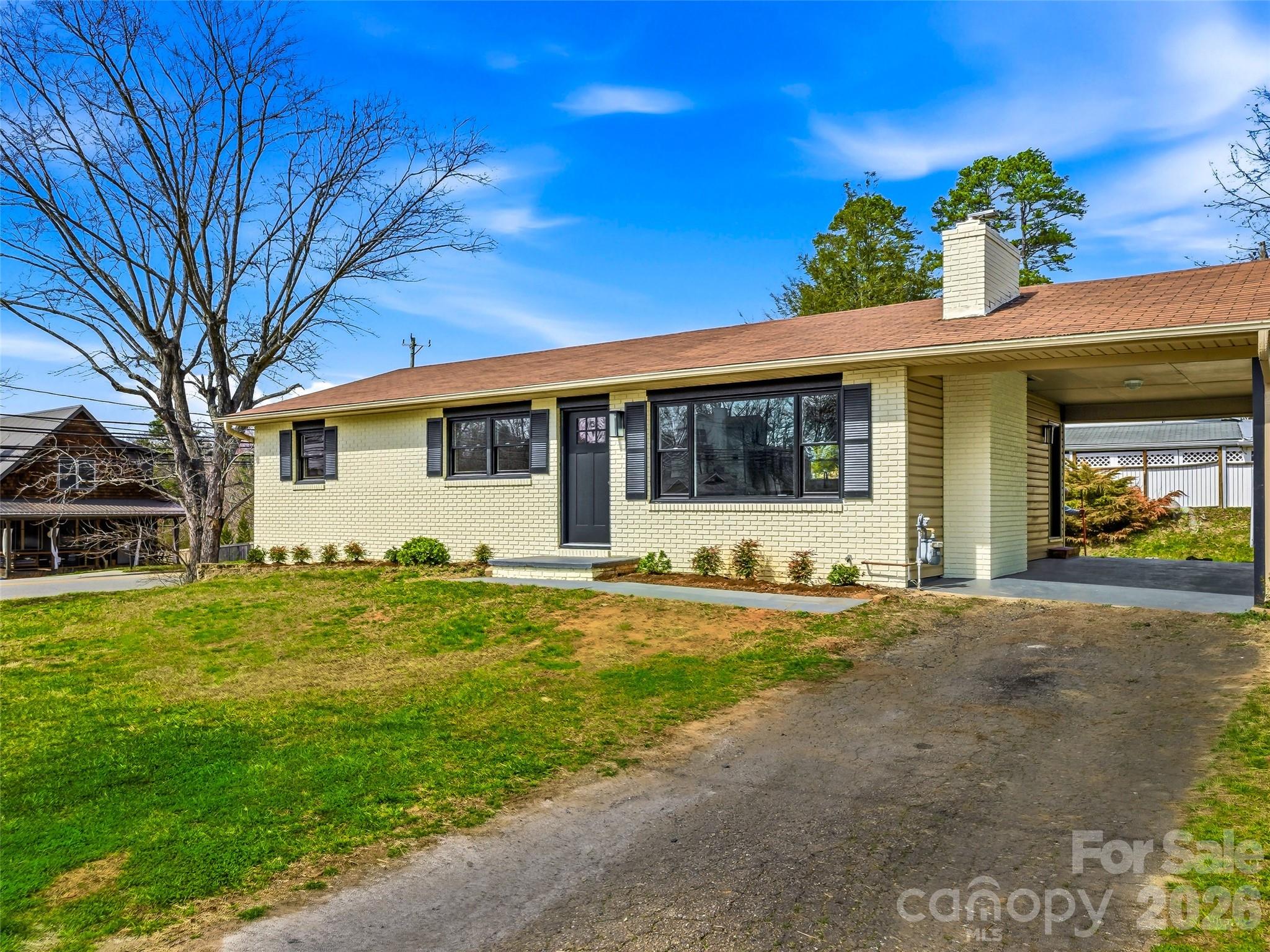 2 Oakland Street — Weaverville