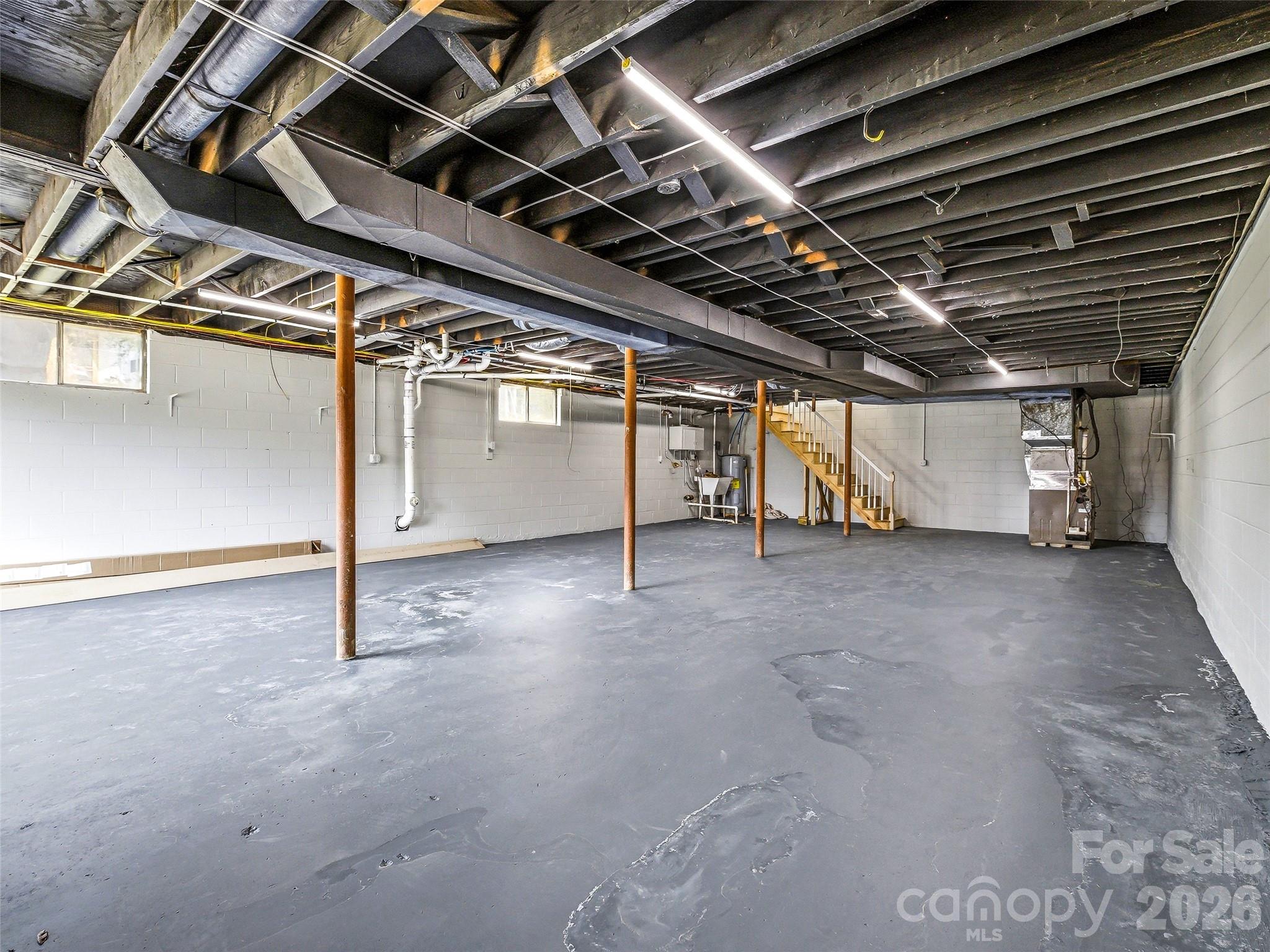 2 Oakland Street — Weaverville
