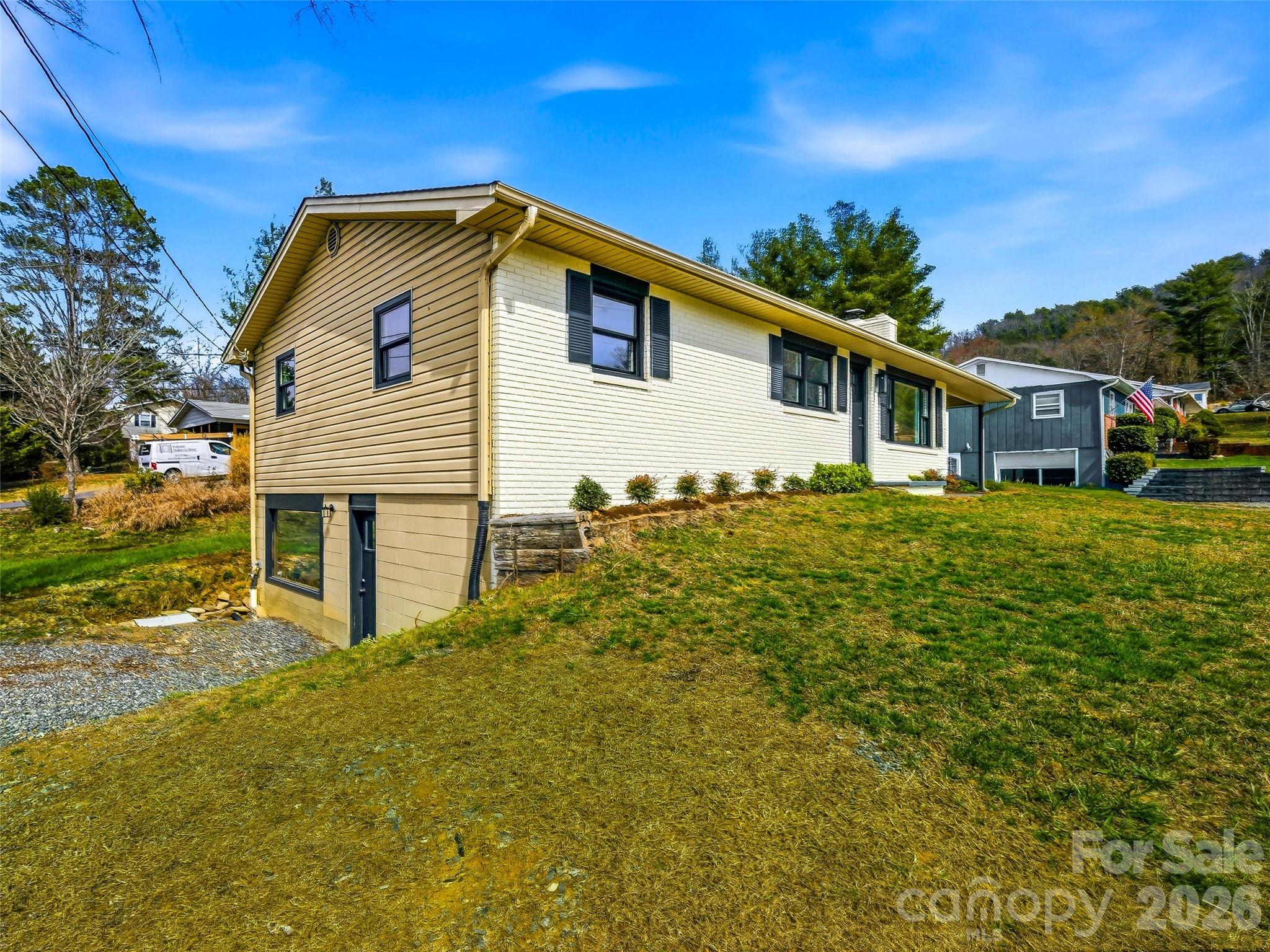 2 Oakland Street — Weaverville