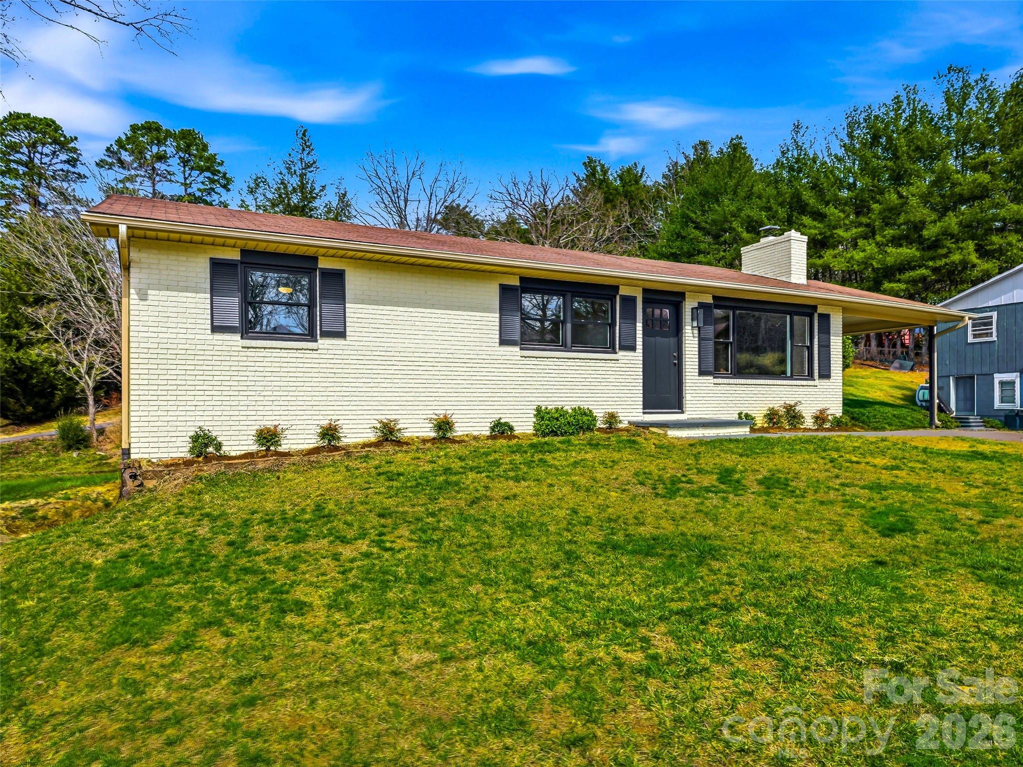 2 Oakland Street — Weaverville