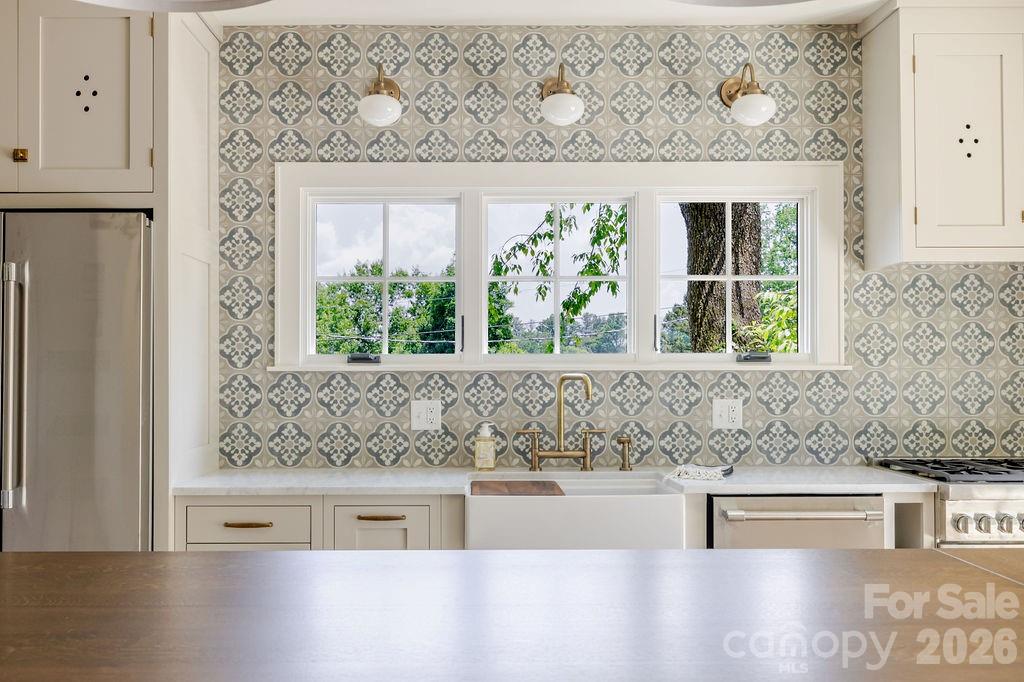 18 Normandy Road — Asheville