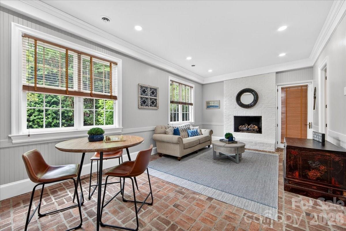 2135 Sharon Avenue — Charlotte