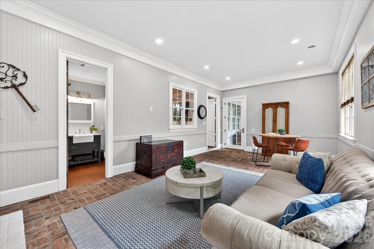 2135 Sharon Avenue — Charlotte