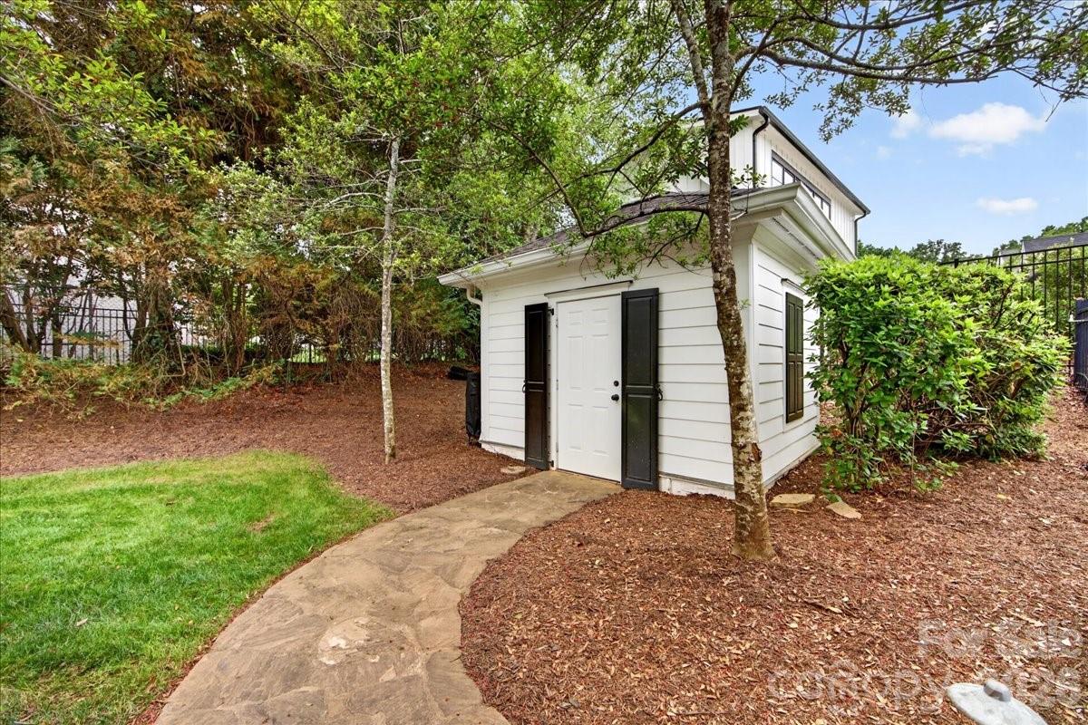 2135 Sharon Avenue — Charlotte
