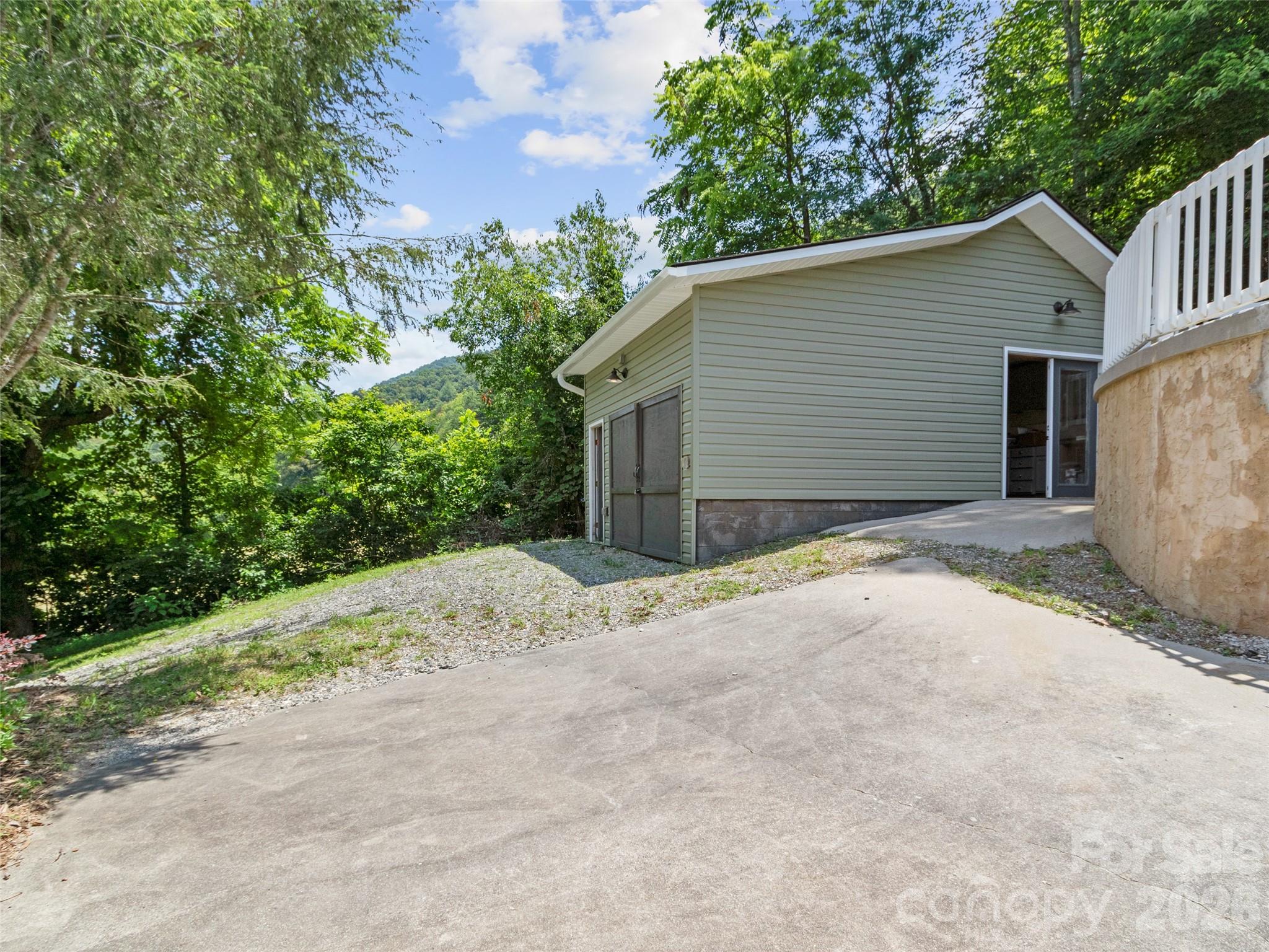 189 Poverty Branch Road — Barnardsville