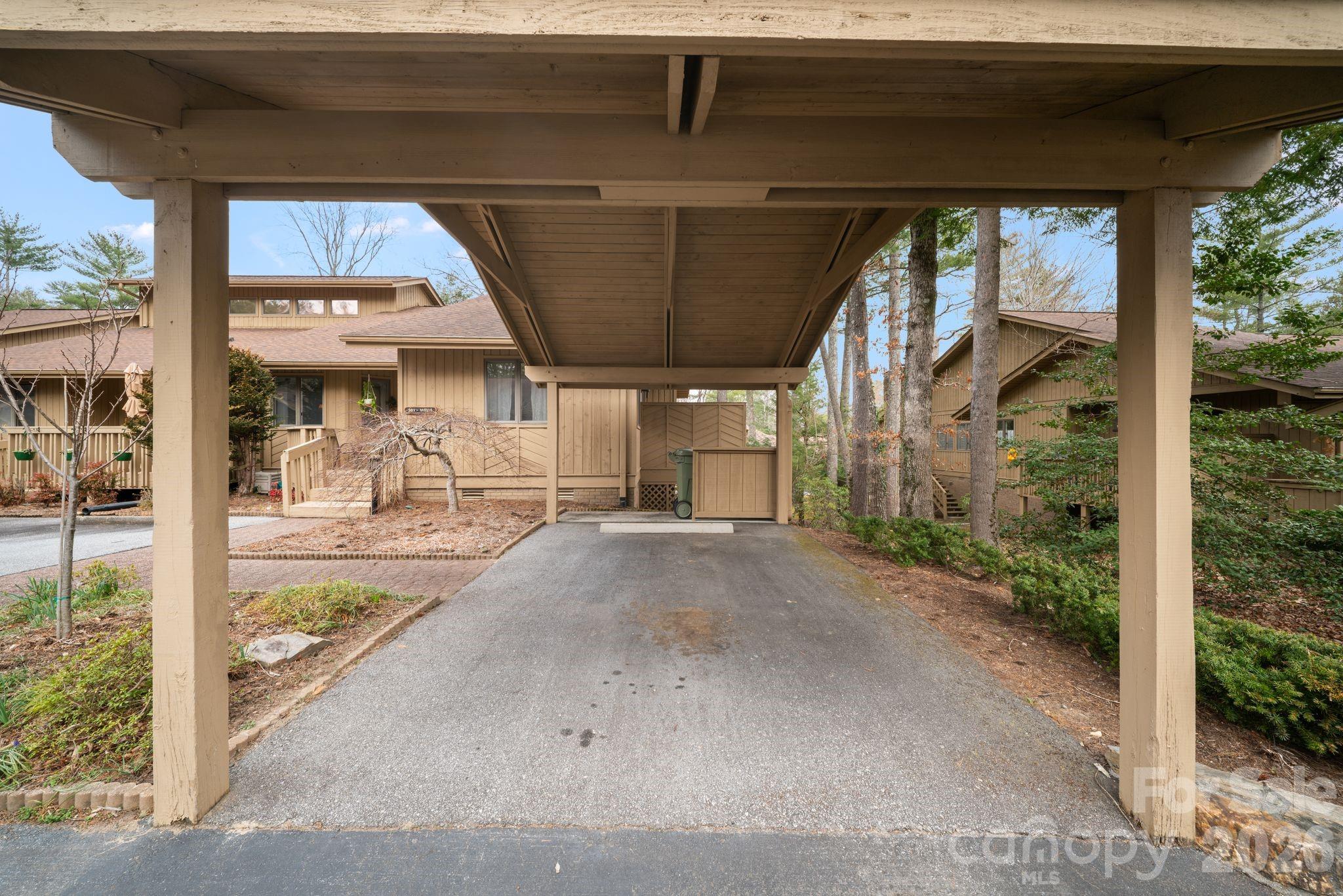 301 N Scarlet Oak Lane — Hendersonville