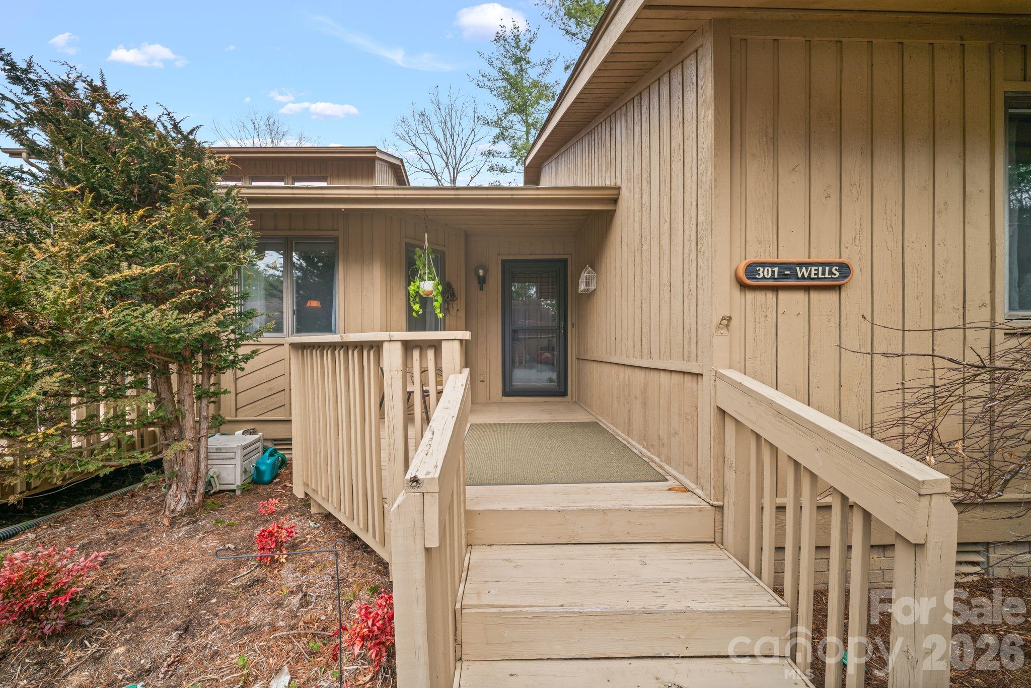 301 N Scarlet Oak Lane — Hendersonville