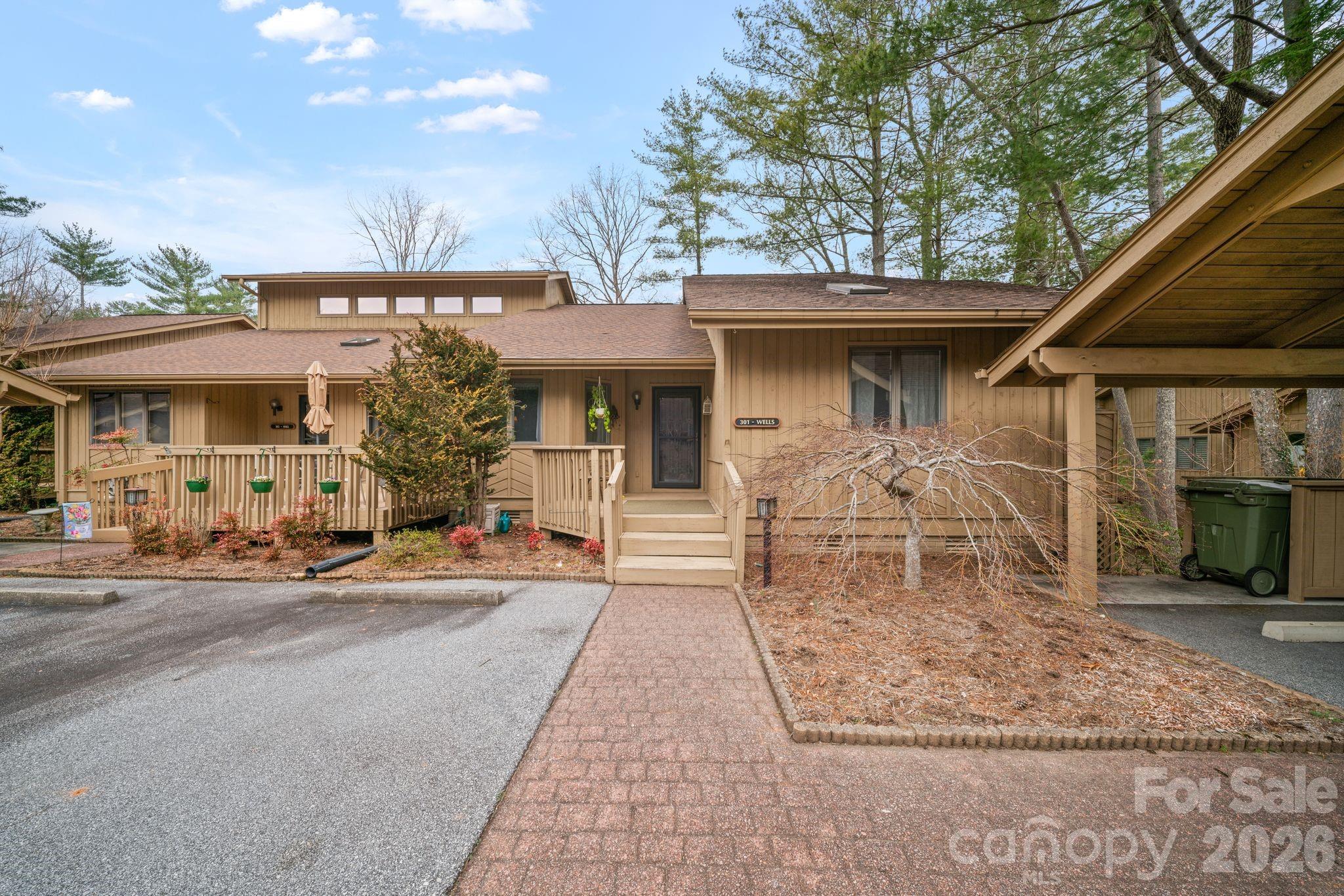301 N Scarlet Oak Lane — Hendersonville
