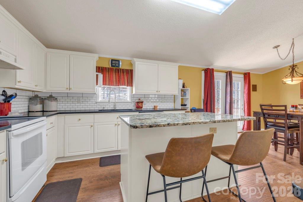 401 Lynn Gap Road — Spruce Pine