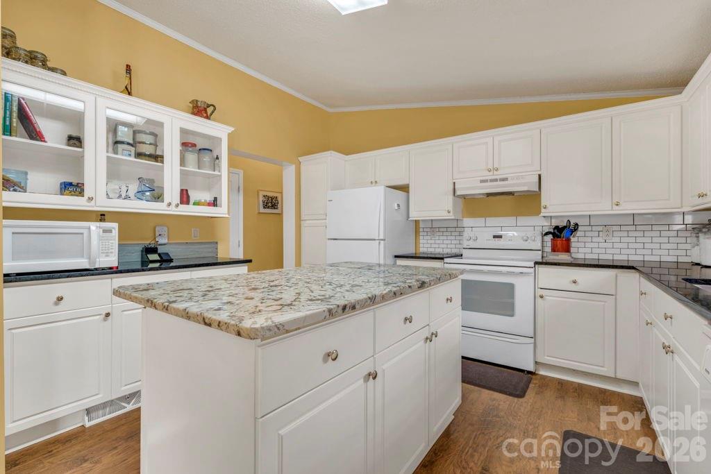 401 Lynn Gap Road — Spruce Pine