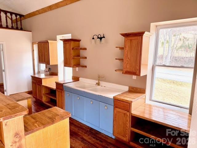 6367 NC 261 Highway — Bakersville