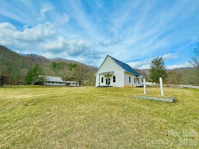 6367 NC 261 Highway — Bakersville