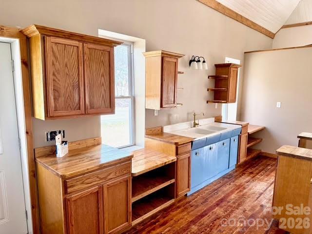 6367 NC 261 Highway — Bakersville