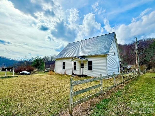 6367 NC 261 Highway — Bakersville