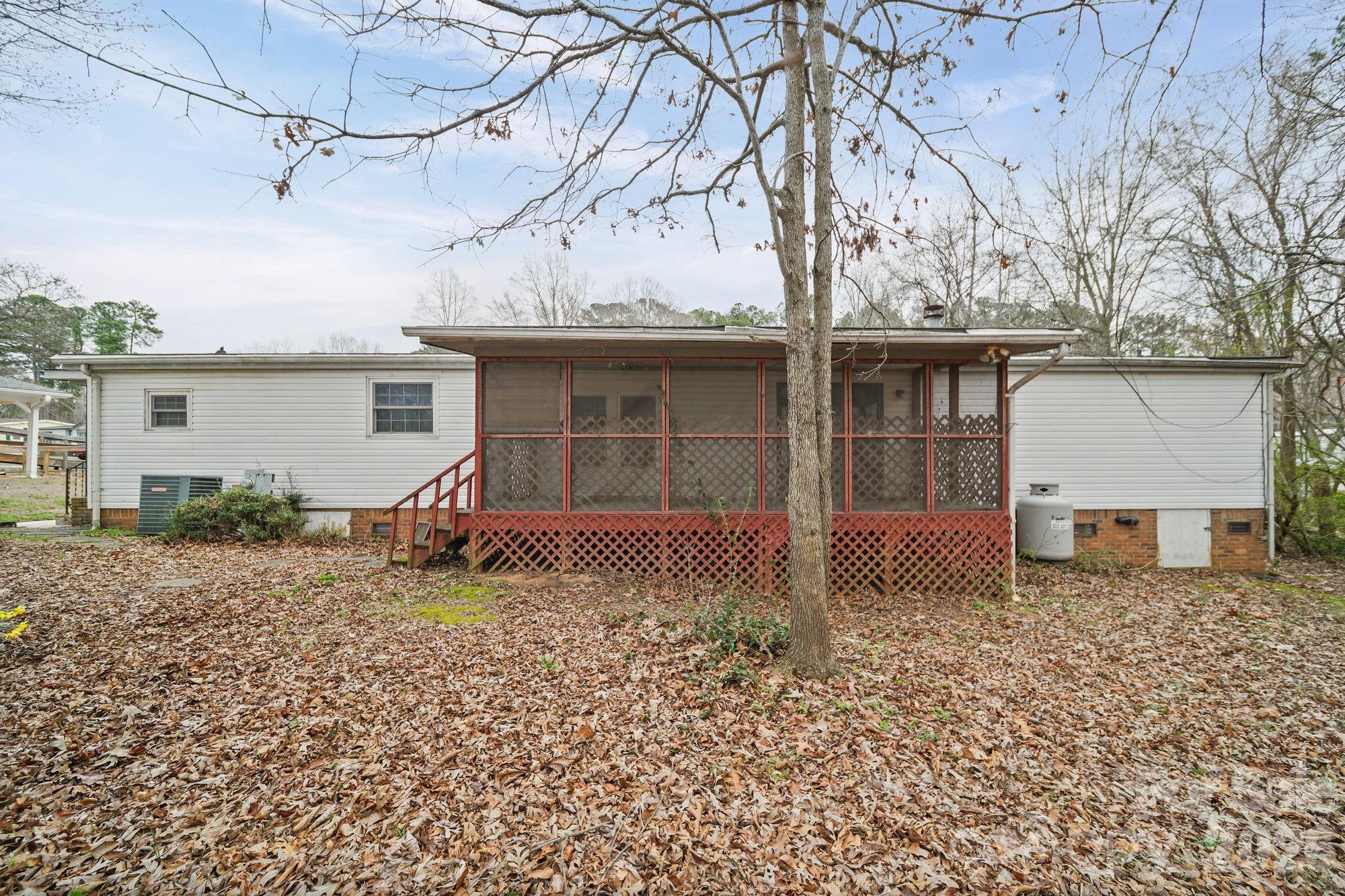1015 Southwood Drive — Clover