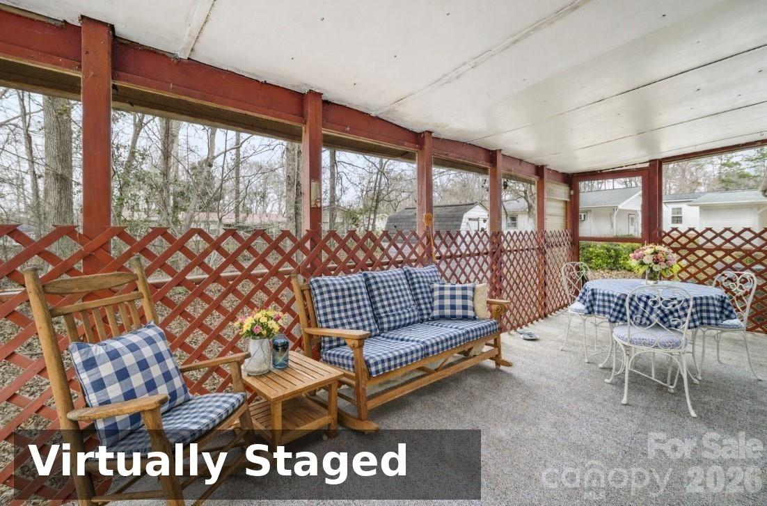 1015 Southwood Drive — Clover