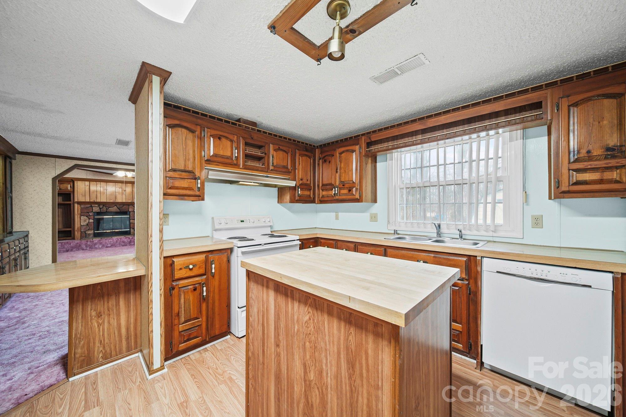 1015 Southwood Drive — Clover