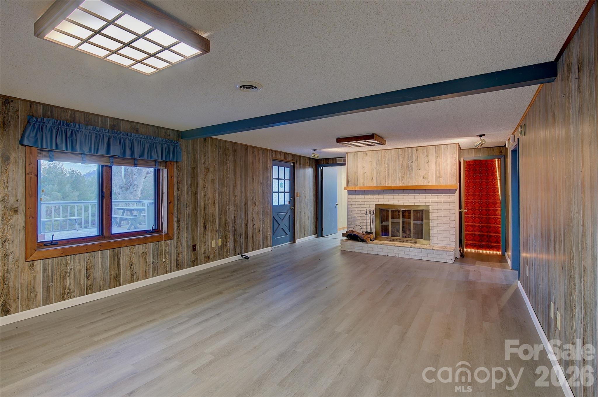 220 Grand View Lane — Burnsville