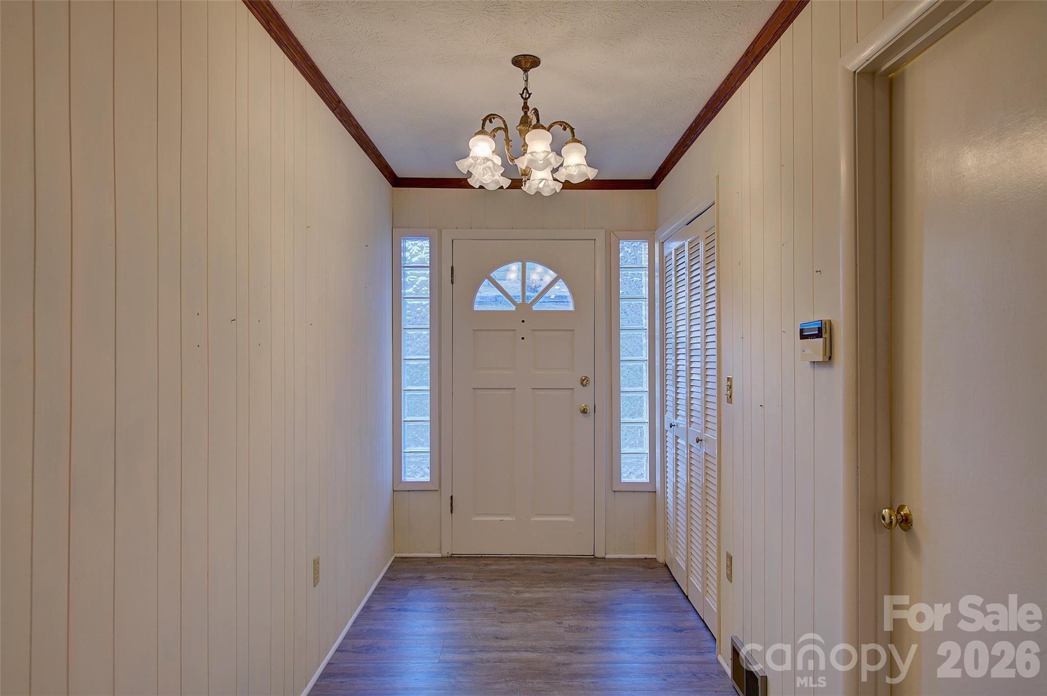 220 Grand View Lane — Burnsville