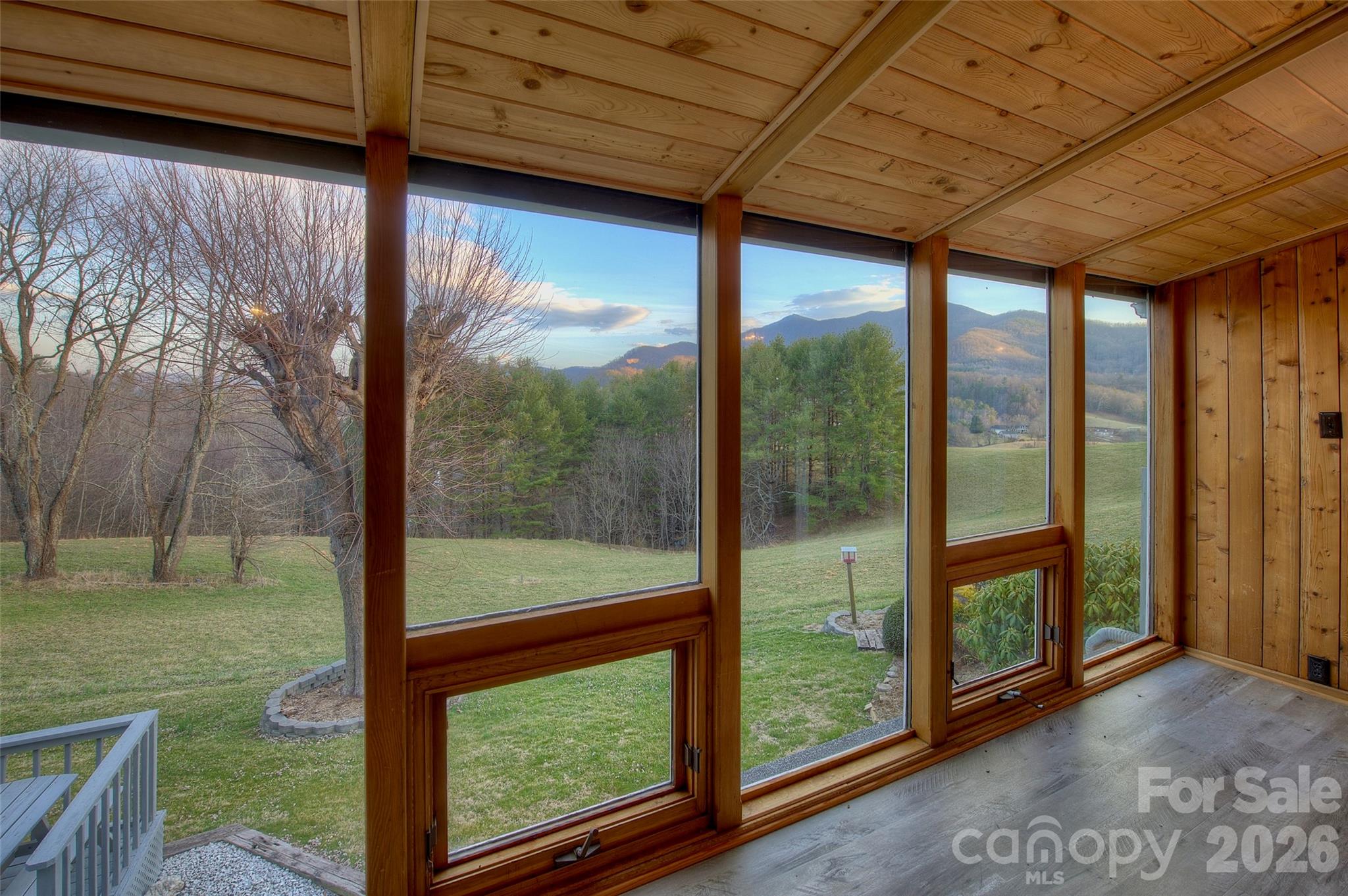 220 Grand View Lane — Burnsville