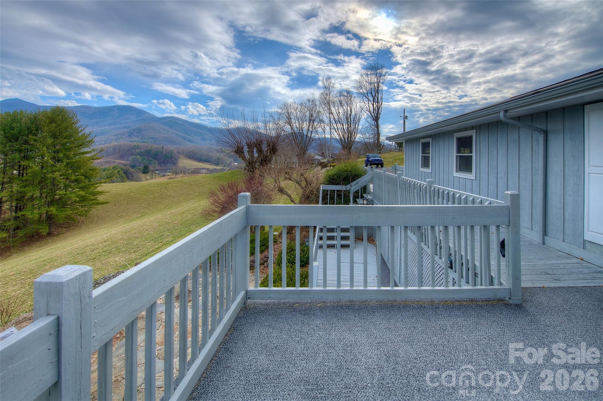 220 Grand View Lane — Burnsville