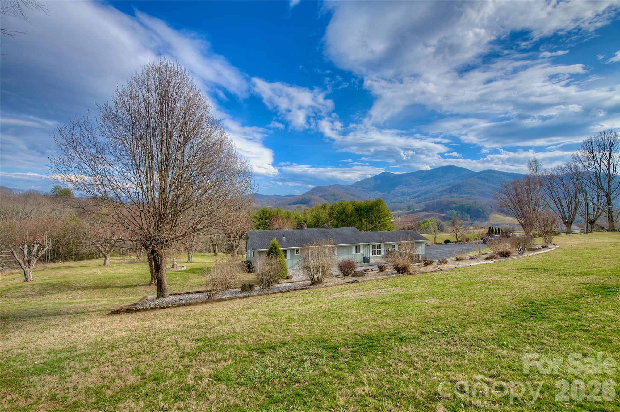220 Grand View Lane — Burnsville