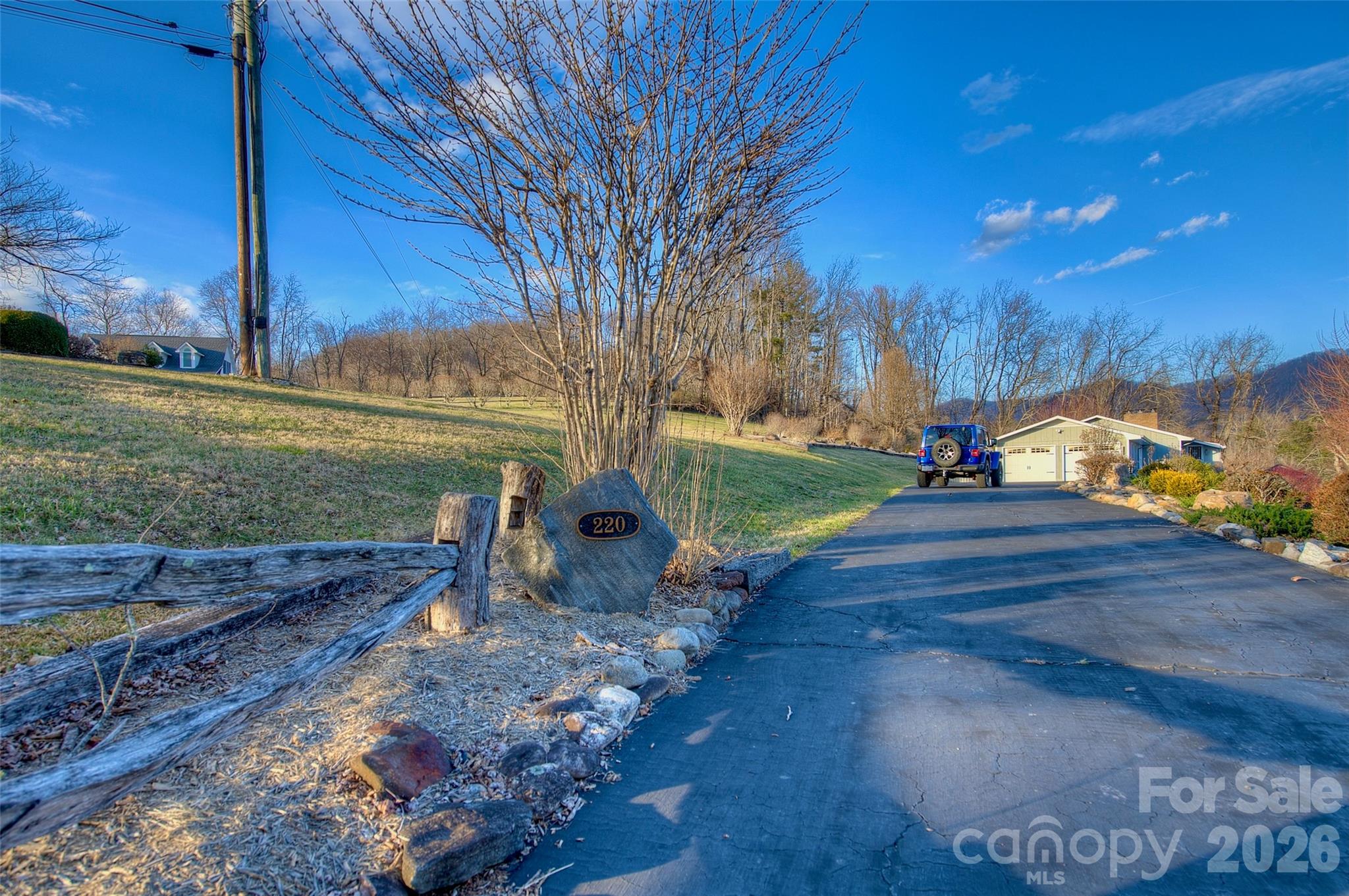 220 Grand View Lane — Burnsville