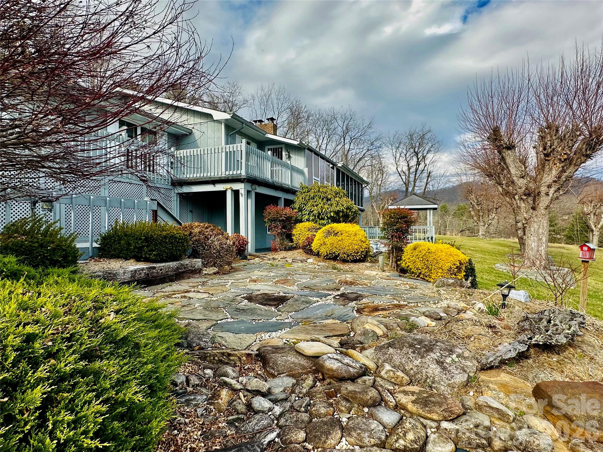 220 Grand View Lane — Burnsville